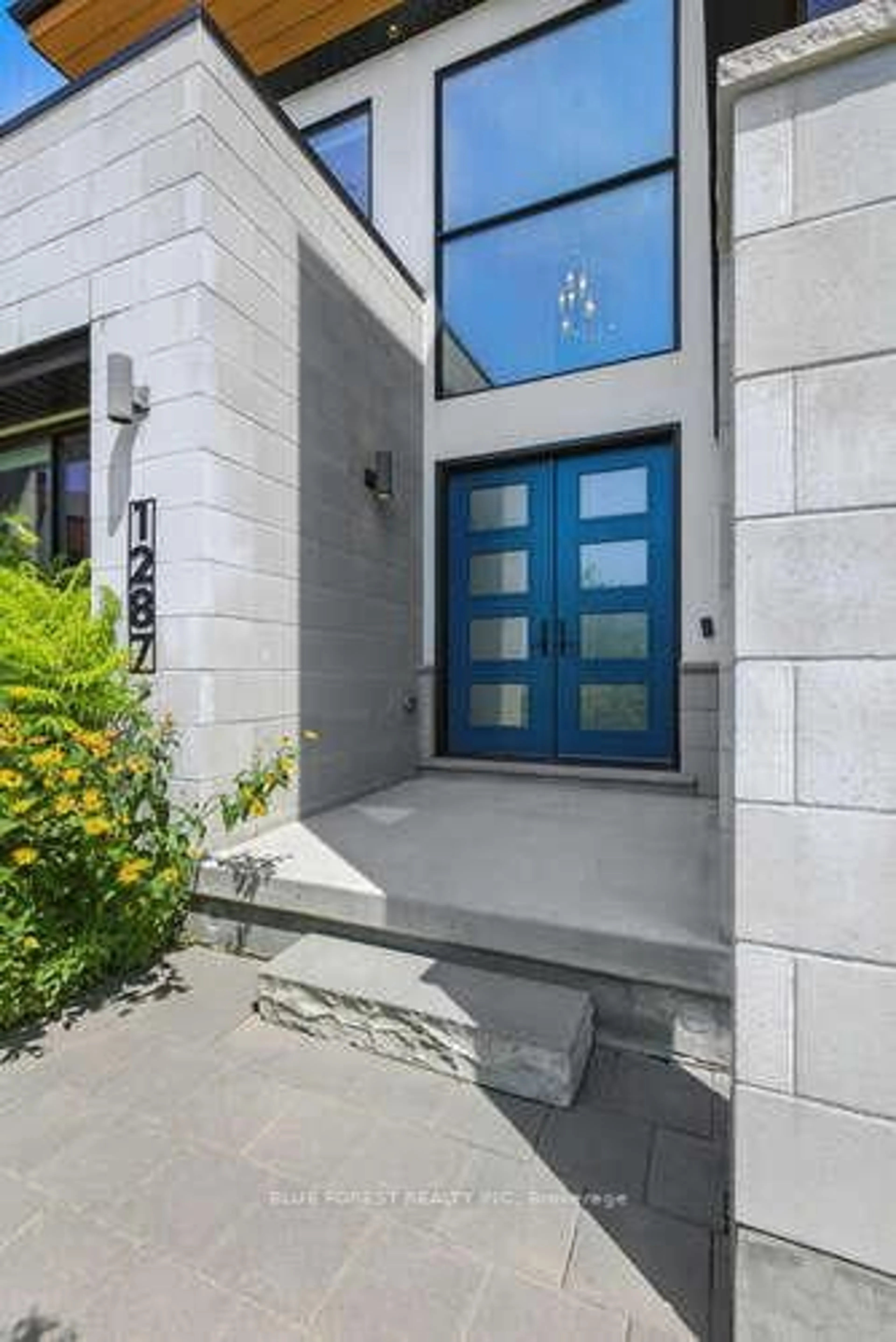 Indoor entryway for 1287 Dyer Cres, London North Ontario N6G 0S7