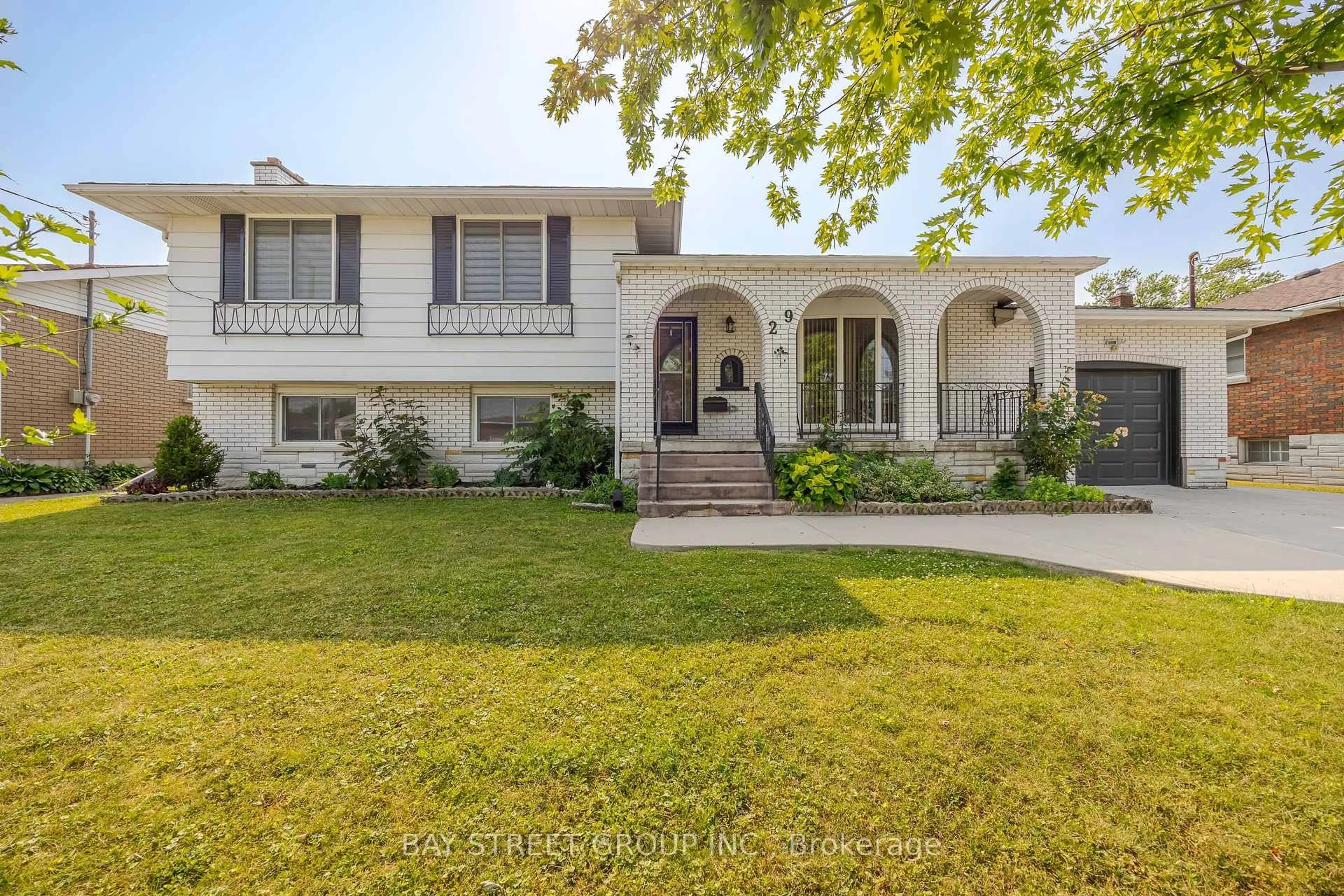 Home with vinyl exterior material, street for 29 West St, Thorold Ontario L2V 2S1