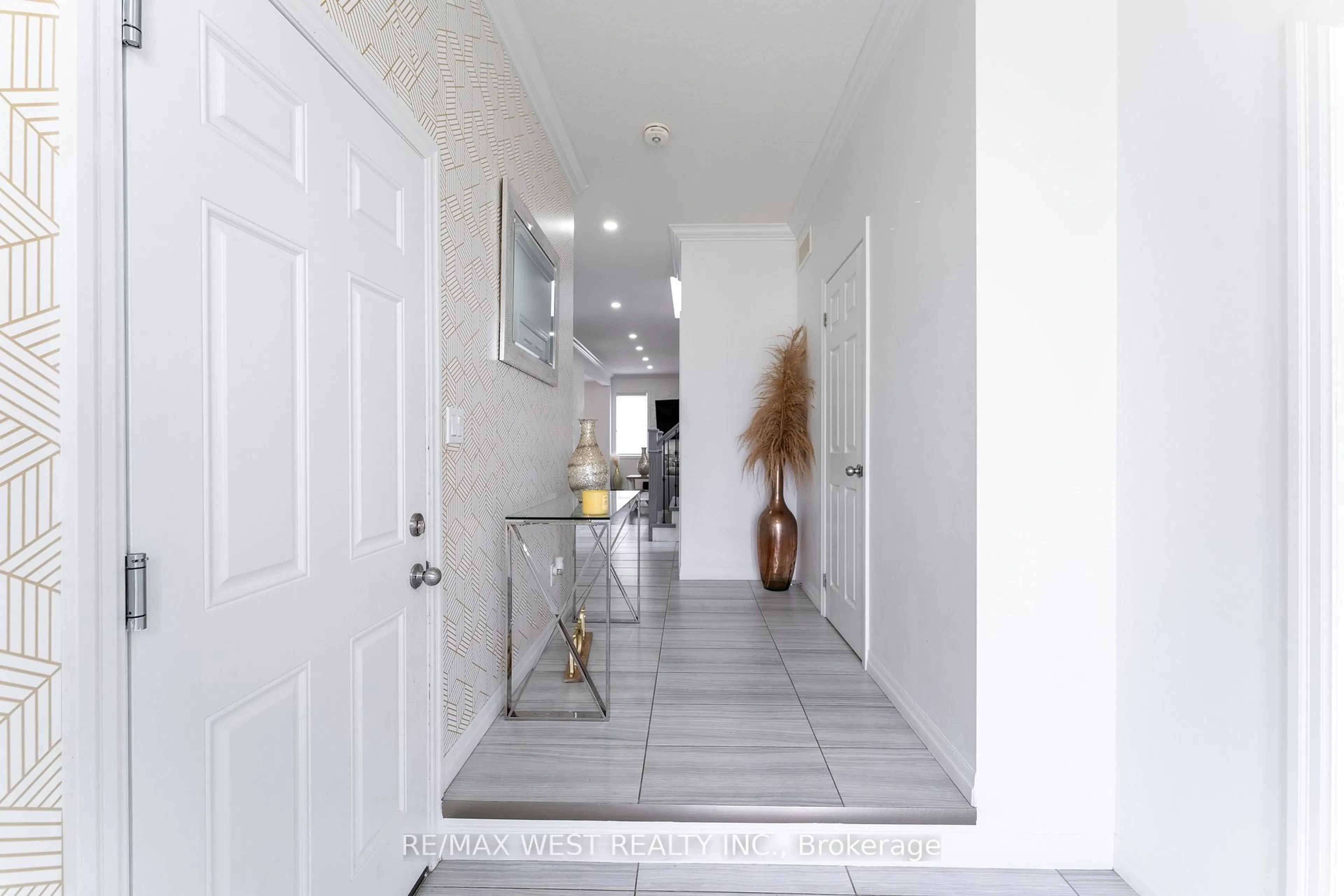 Indoor entryway for 301 Freure Dr, Cambridge Ontario N1S 0B5
