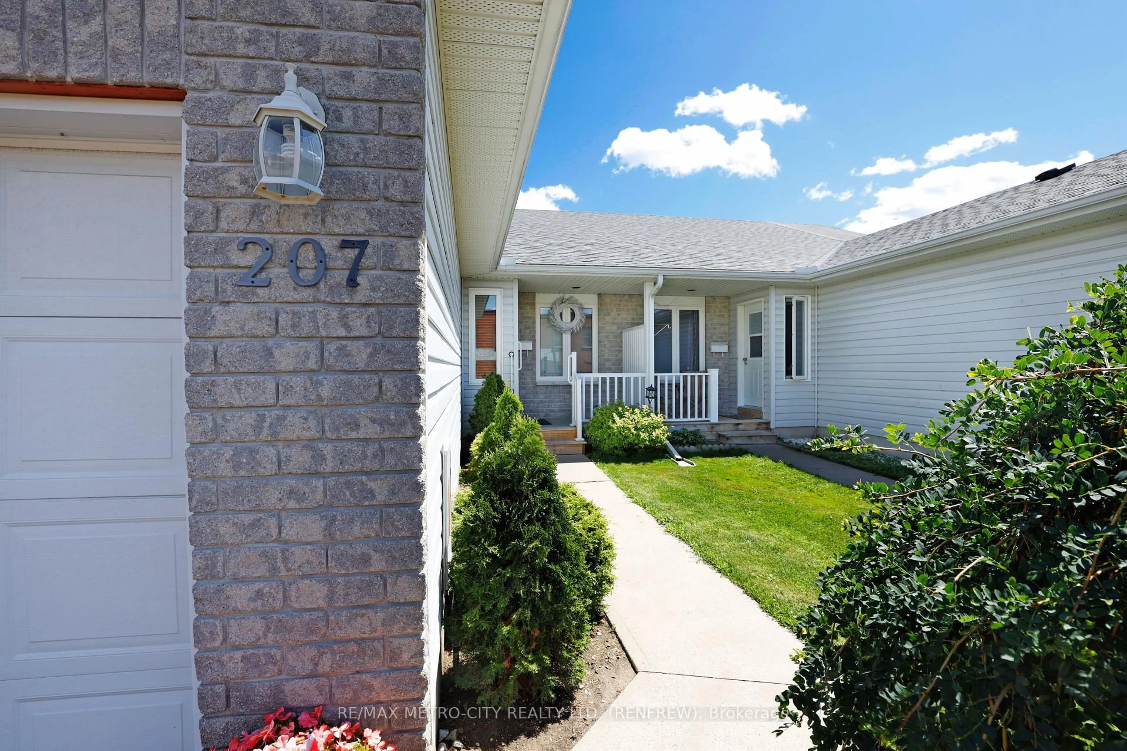 Home with vinyl exterior material, street for 207 Renfrew Ave, Renfrew Ontario K7V 2Y4