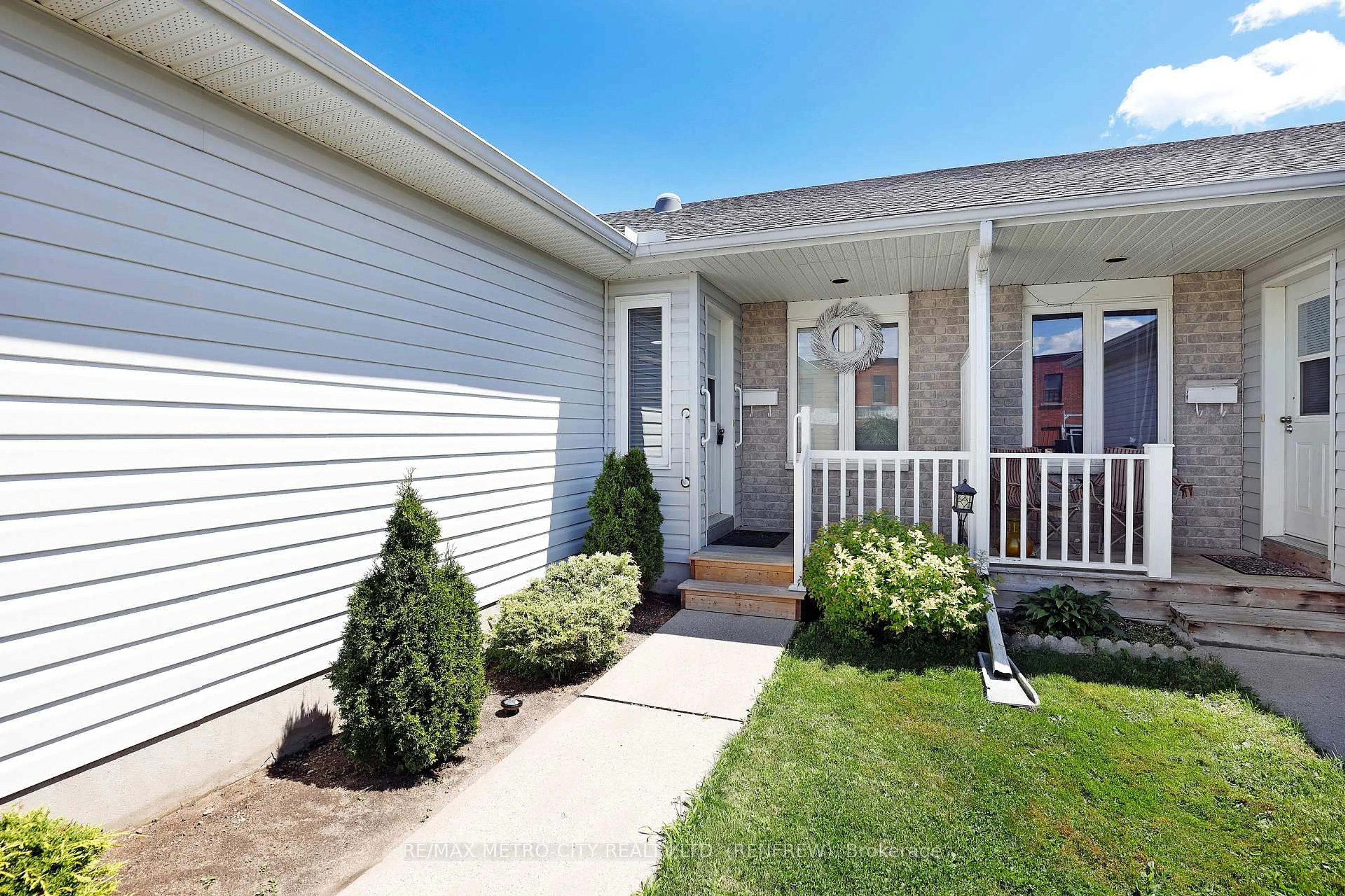 Home with vinyl exterior material, street for 207 Renfrew Ave, Renfrew Ontario K7V 2Y4