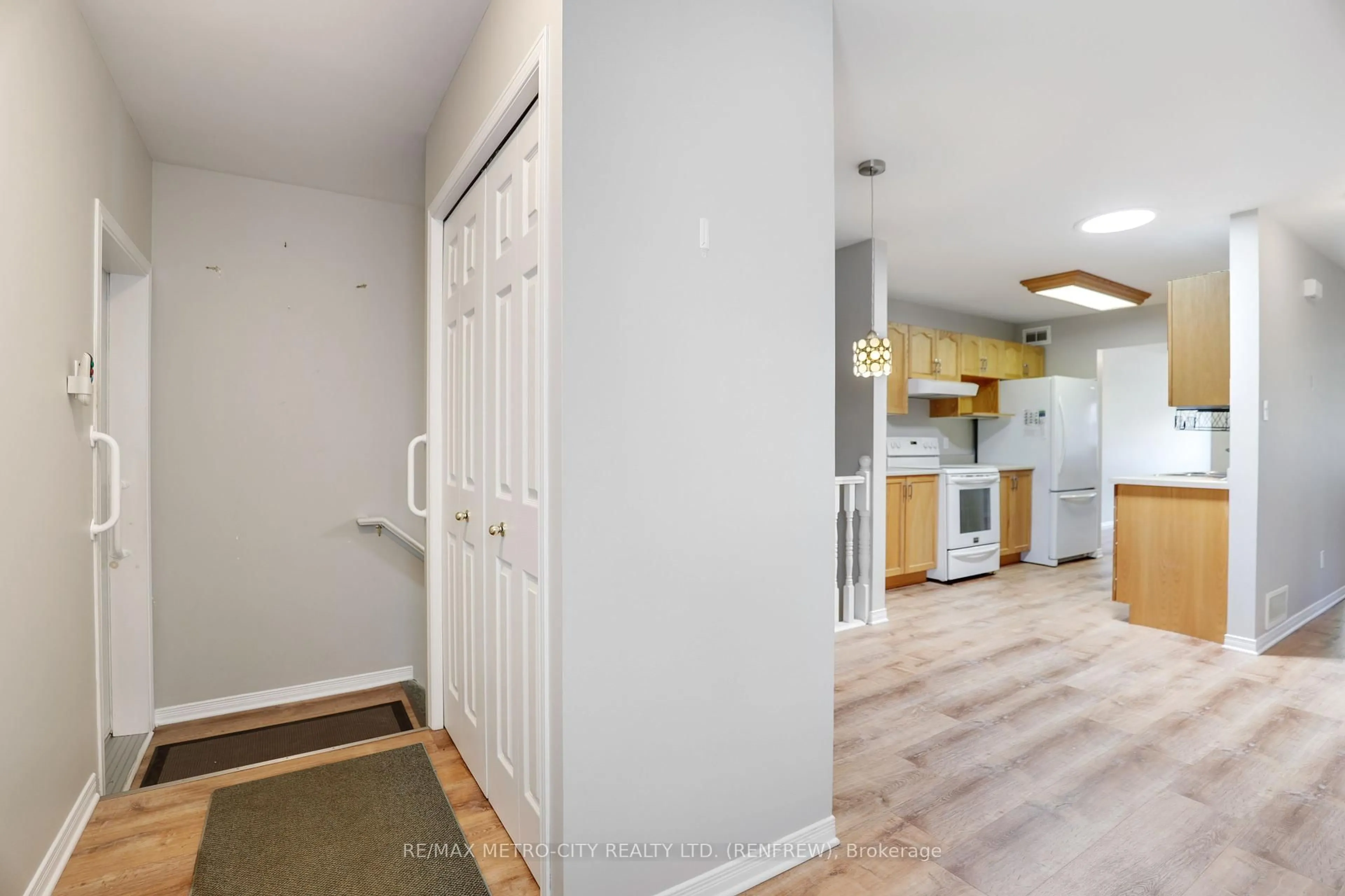 Indoor entryway for 207 Renfrew Ave, Renfrew Ontario K7V 2Y4
