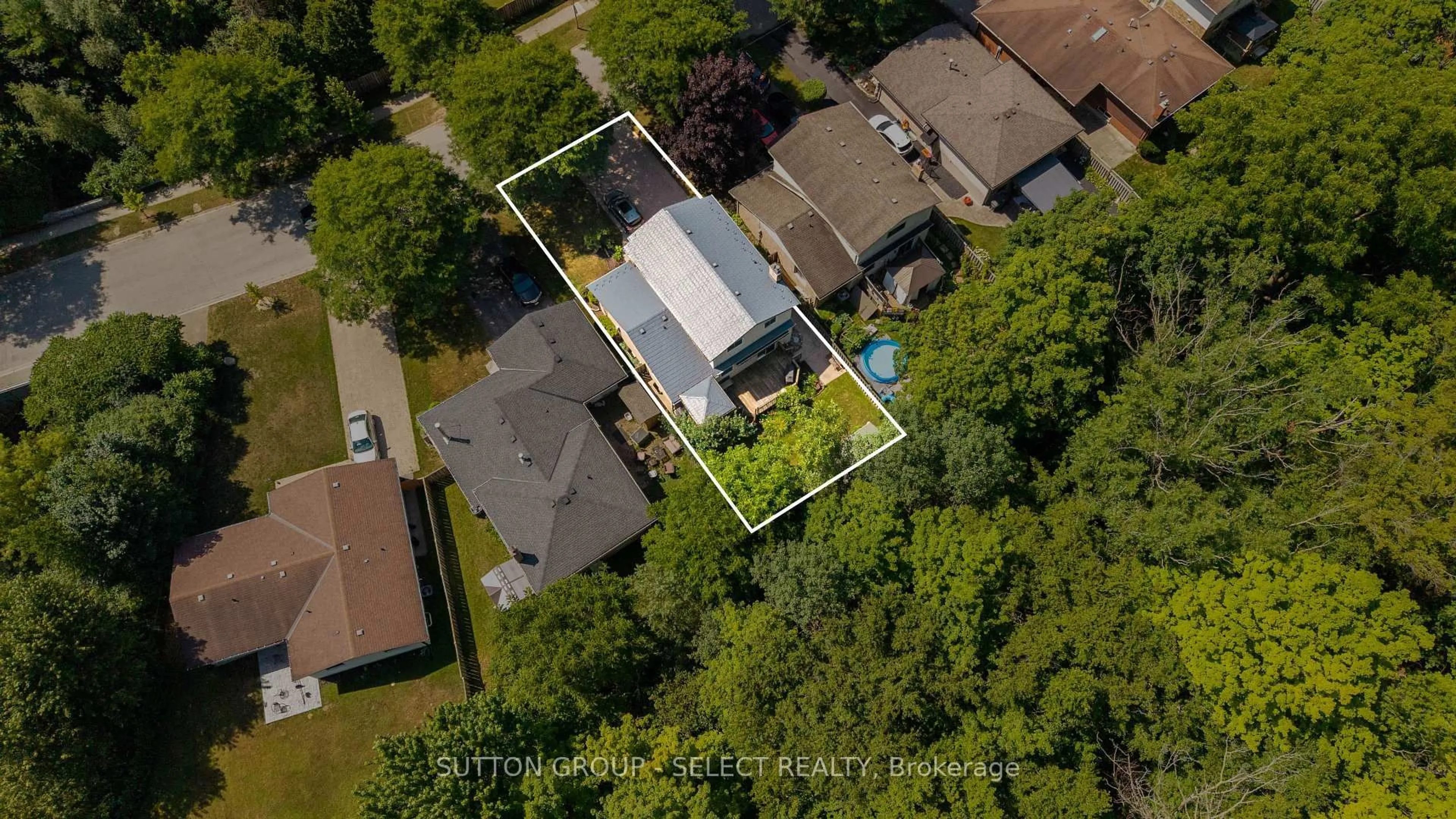 A pic from outside/outdoor area/front of a property/back of a property/a pic from drone, street for 124 Grenfell Cres, London North Ontario N5X 2R9