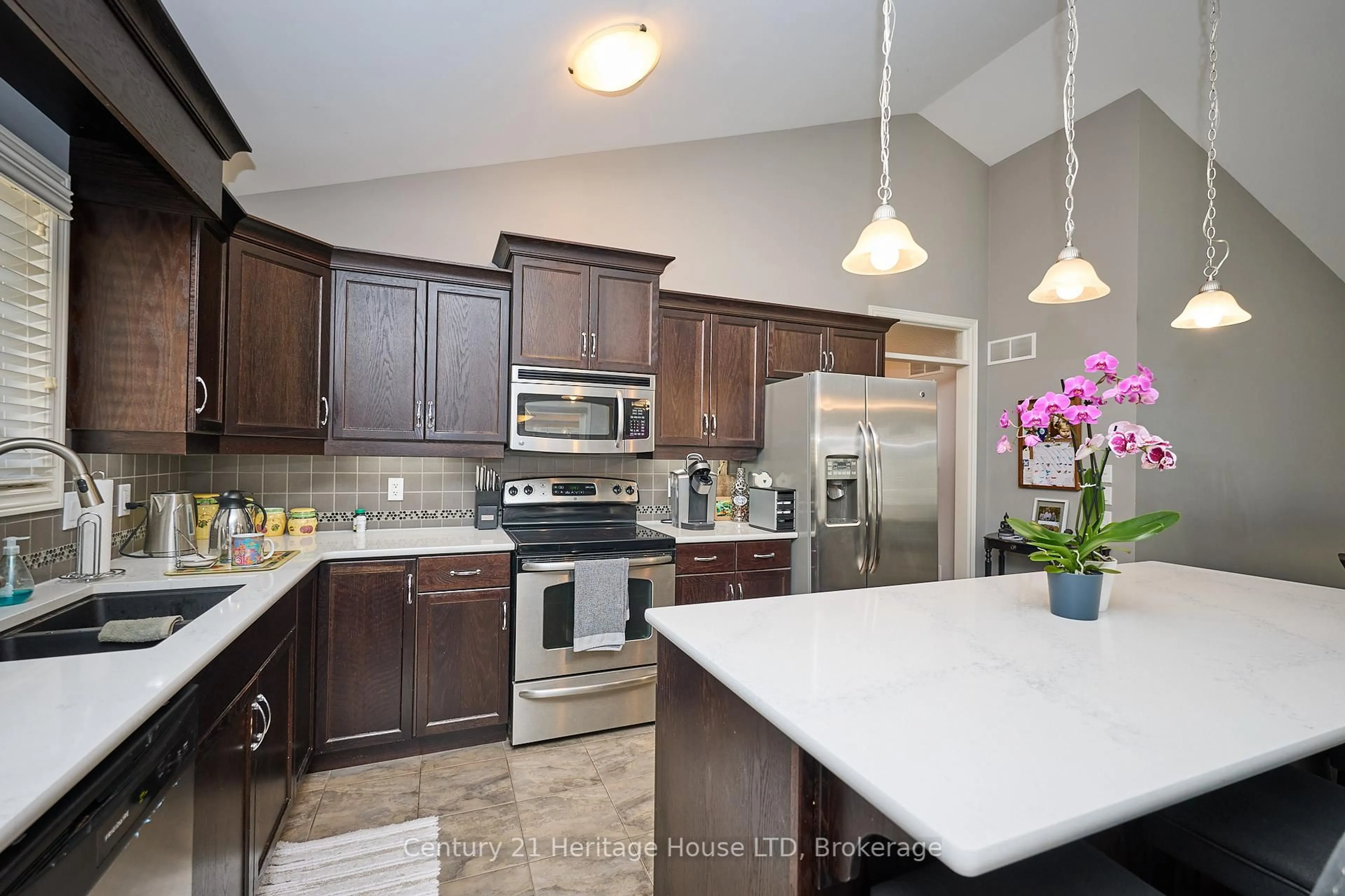 Open concept kitchen, ceramic/tile floor for 450 Classic Ave, Welland Ontario L3B 0A4
