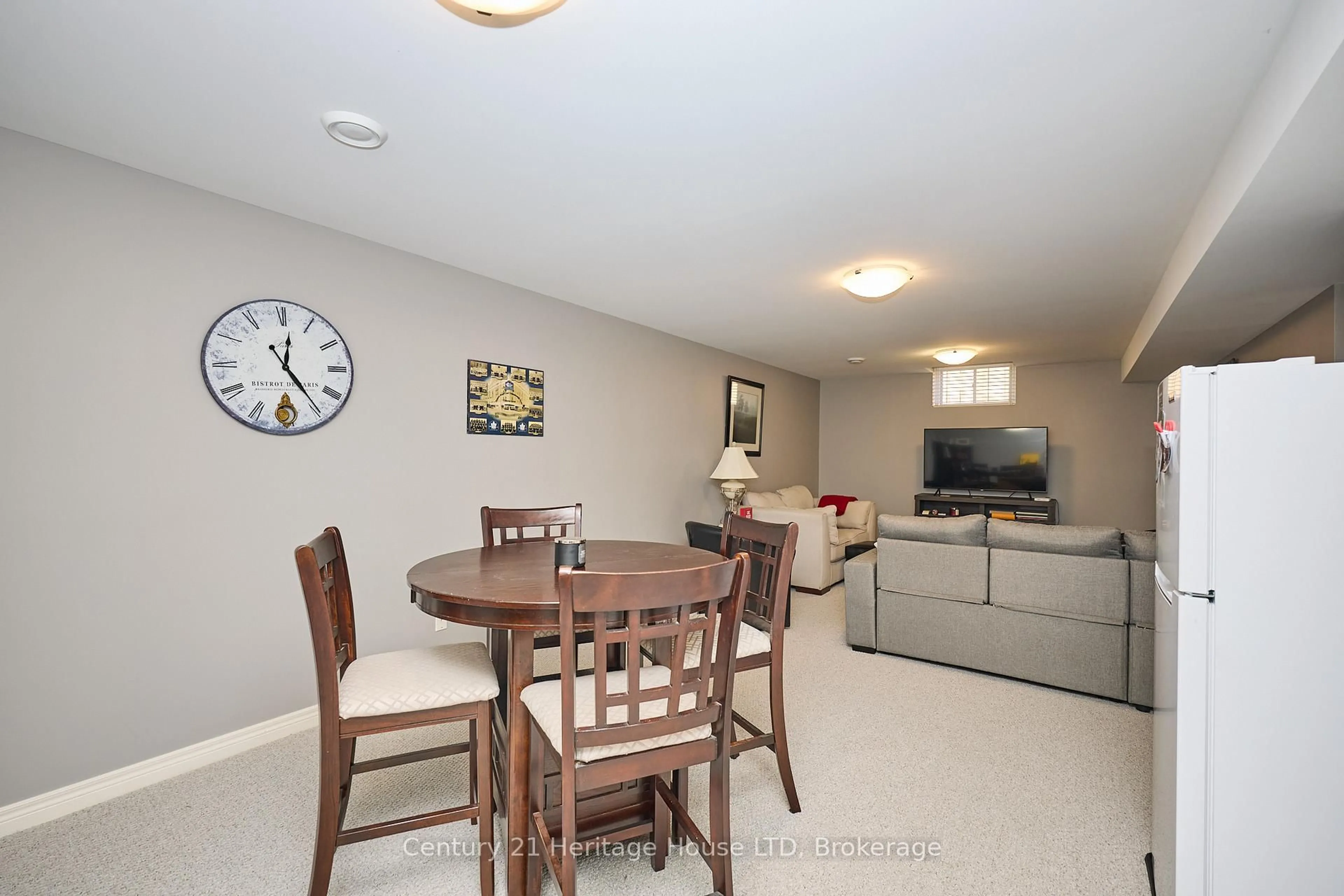 Dining room, unknown for 450 Classic Ave, Welland Ontario L3B 0A4