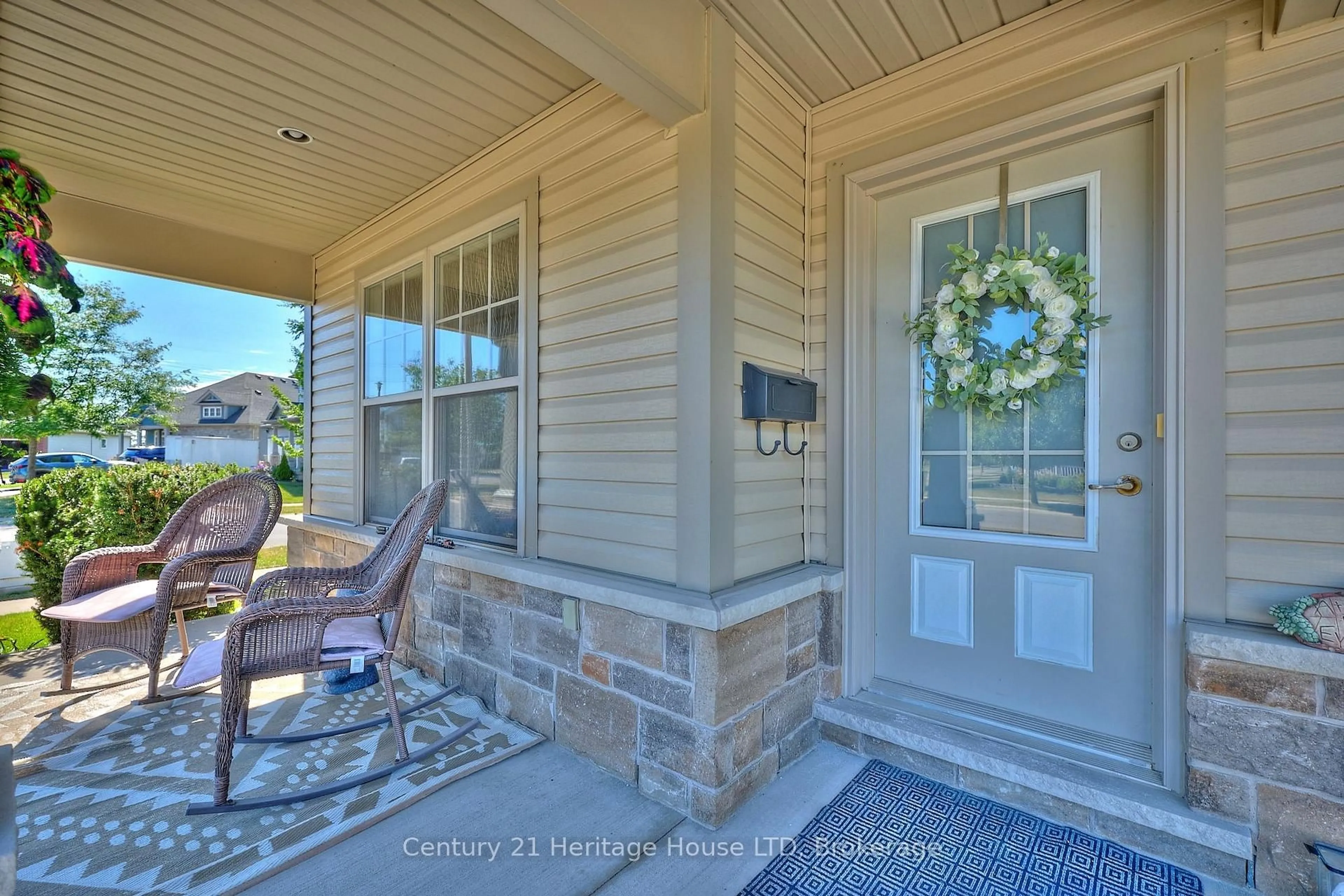 Indoor entryway for 450 Classic Ave, Welland Ontario L3B 0A4
