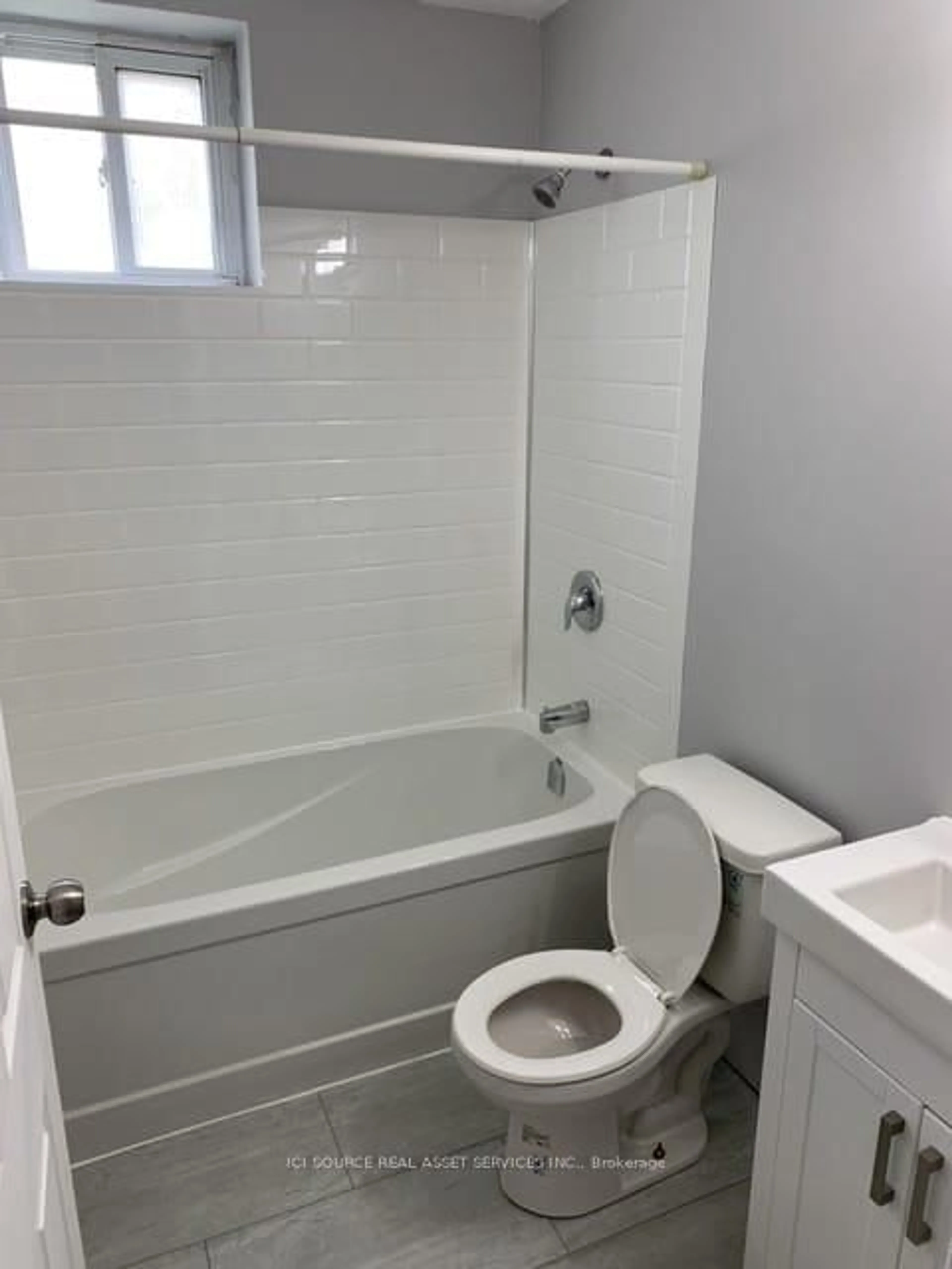 Standard bathroom, ceramic/tile floor for 122 Riverview Dr #318, Chatham-Kent Ontario N7M 1A5