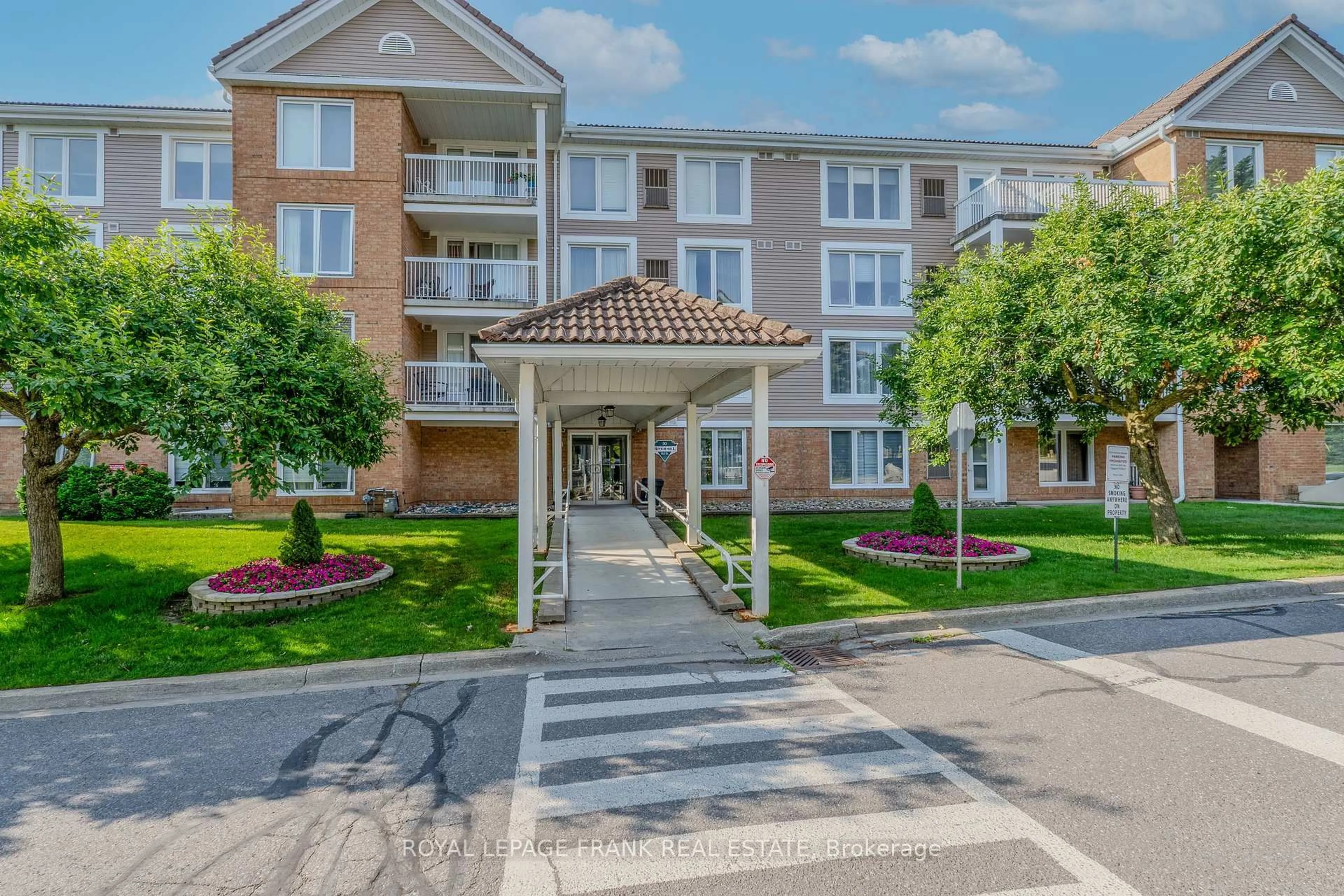 Indoor foyer for 50 Rivermill Blvd #304, Kawartha Lakes Ontario K9V 6C1