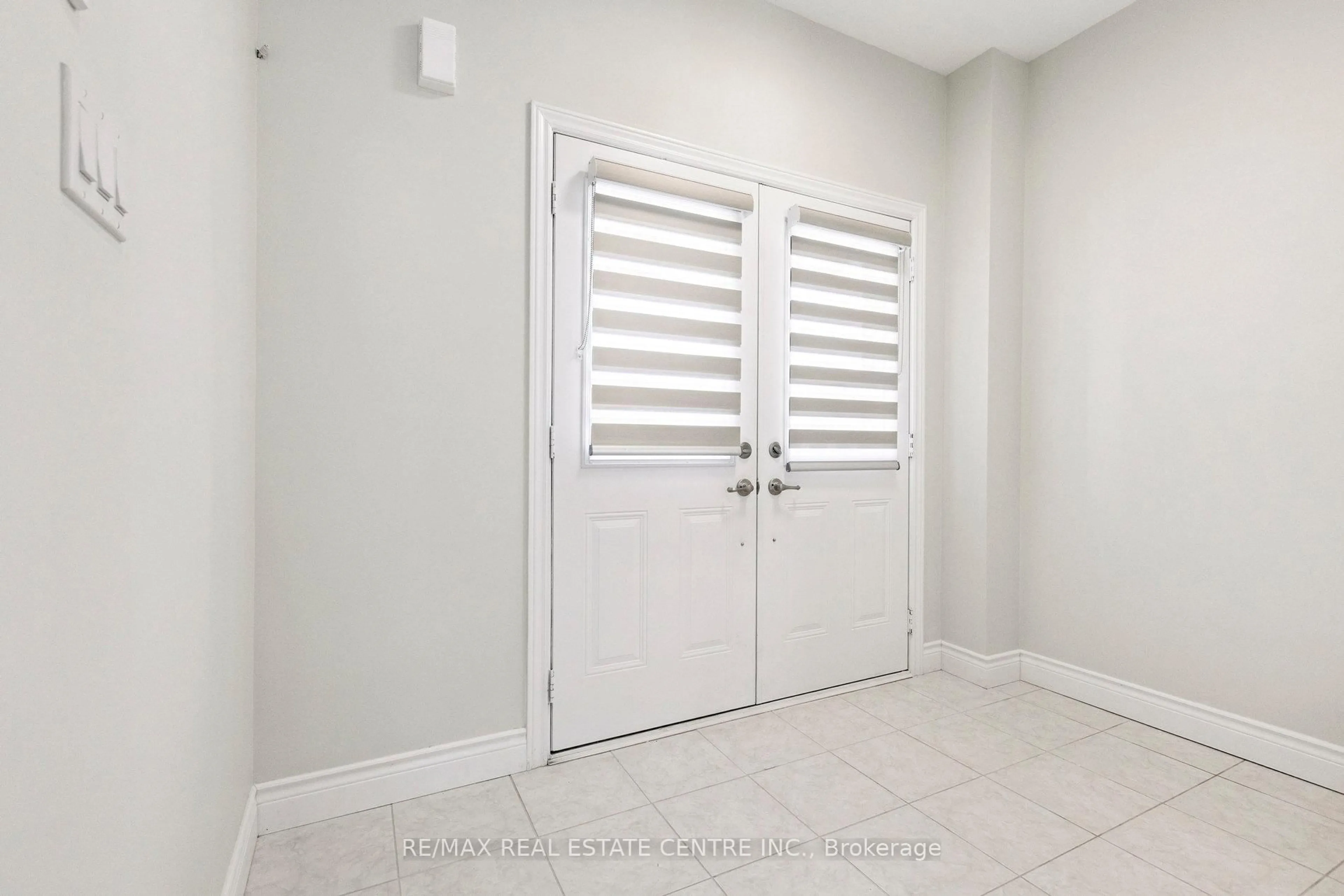 Indoor entryway for 3 INGALLS Ave, Brantford Ontario N3V 0B7
