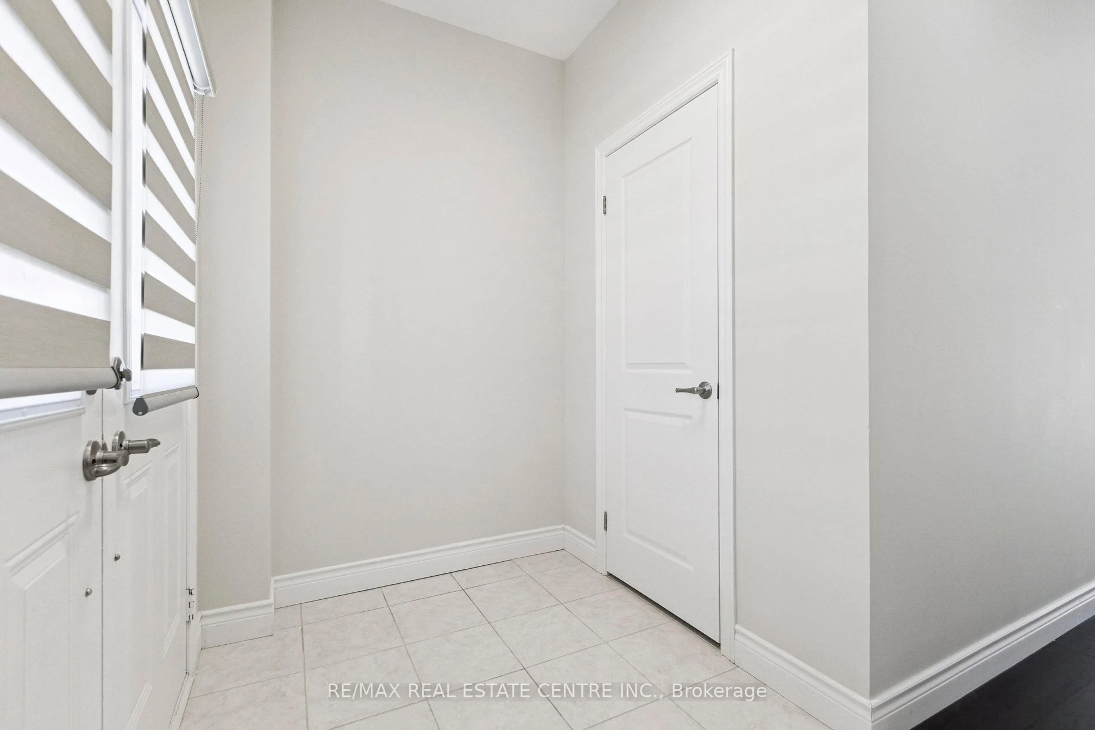 Indoor entryway for 3 INGALLS Ave, Brantford Ontario N3V 0B7