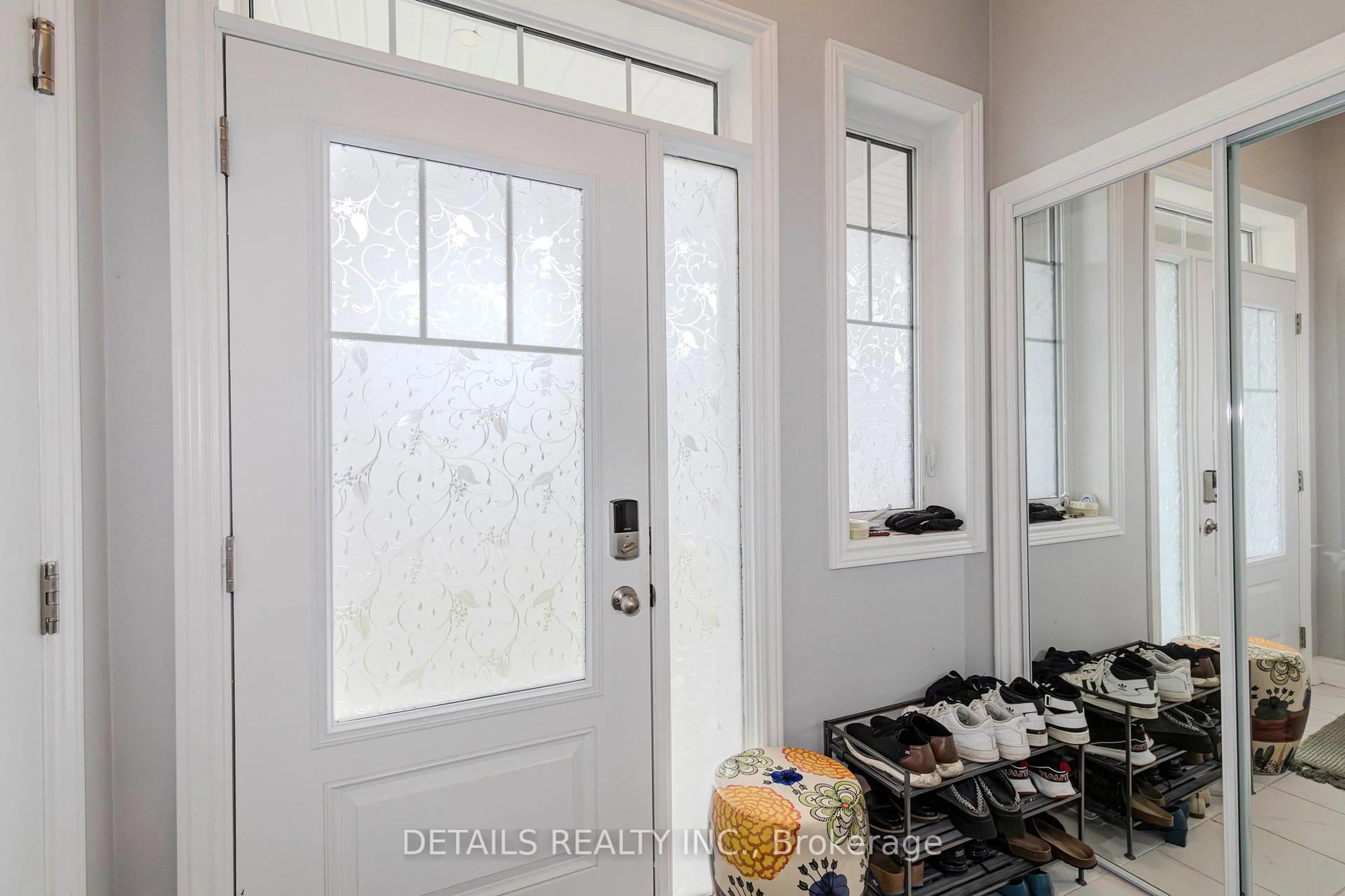 Indoor entryway for 557 Flagstaff Dr, Ottawa Ontario K2J 6T5