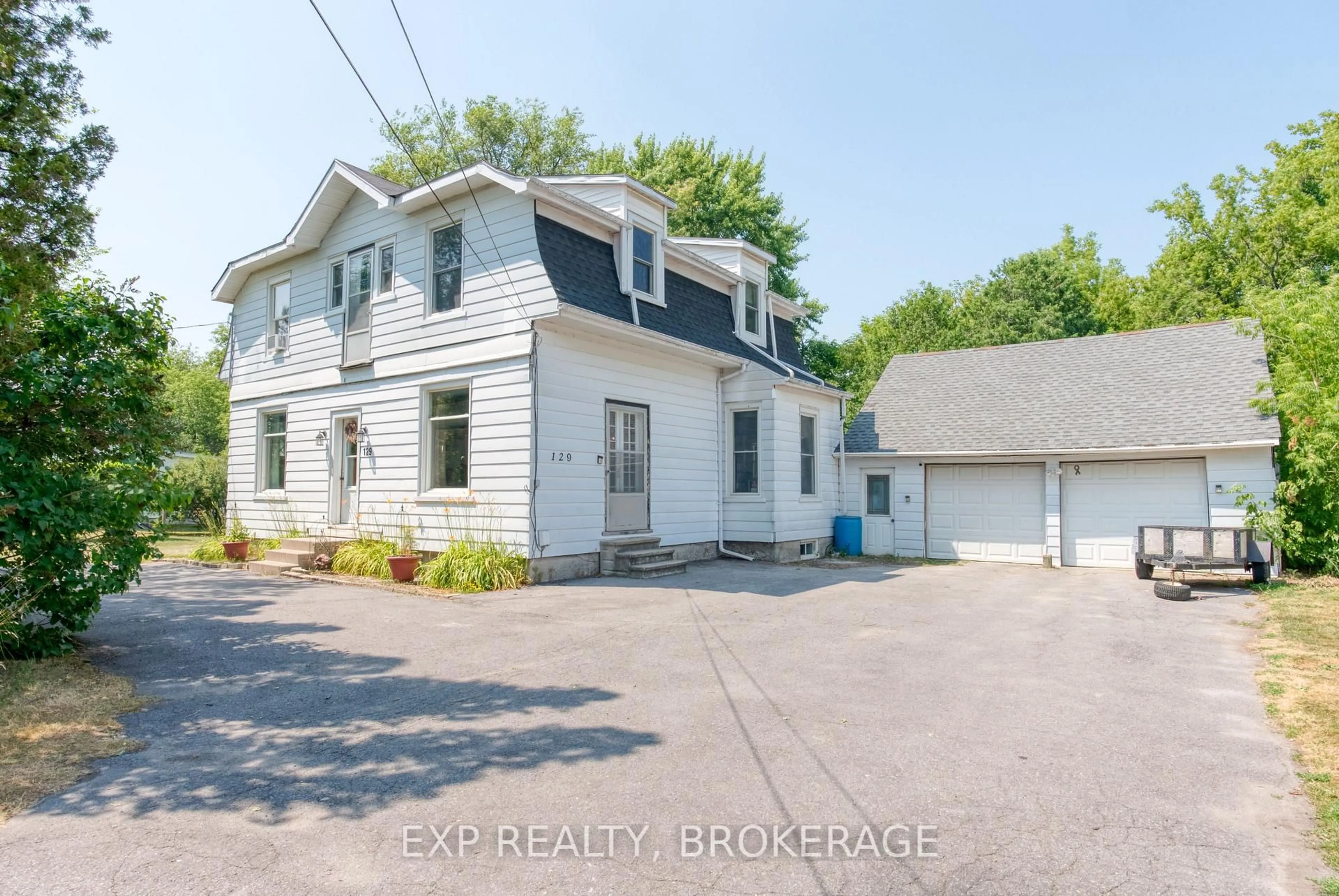A pic from outside/outdoor area/front of a property/back of a property/a pic from drone, street for 129 DUNDAS St, Deseronto Ontario K0K 1X0