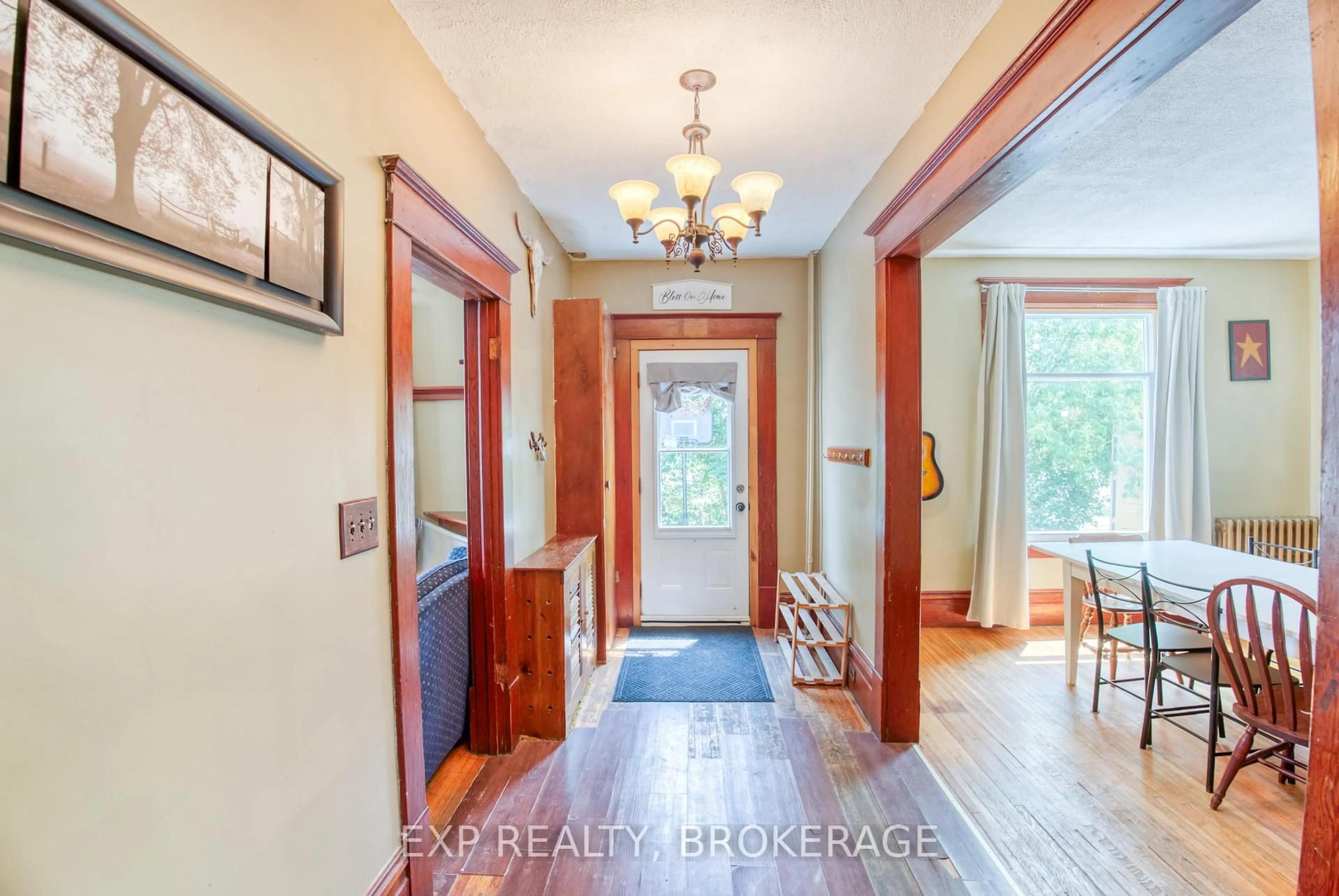 Indoor entryway for 129 DUNDAS St, Deseronto Ontario K0K 1X0