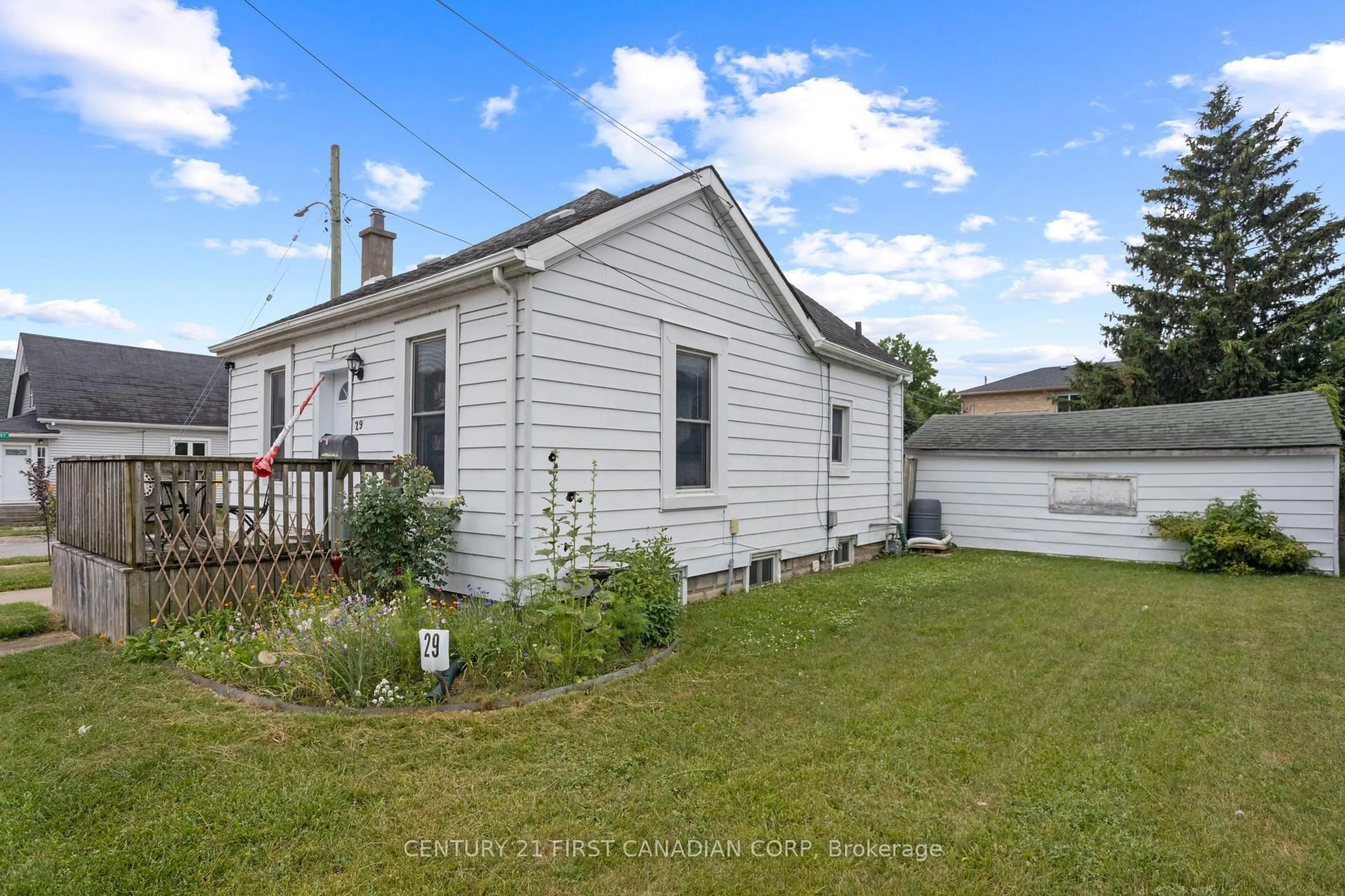 A pic from outside/outdoor area/front of a property/back of a property/a pic from drone, street for 29 Rectory St, London East Ontario N5Z 1Z7