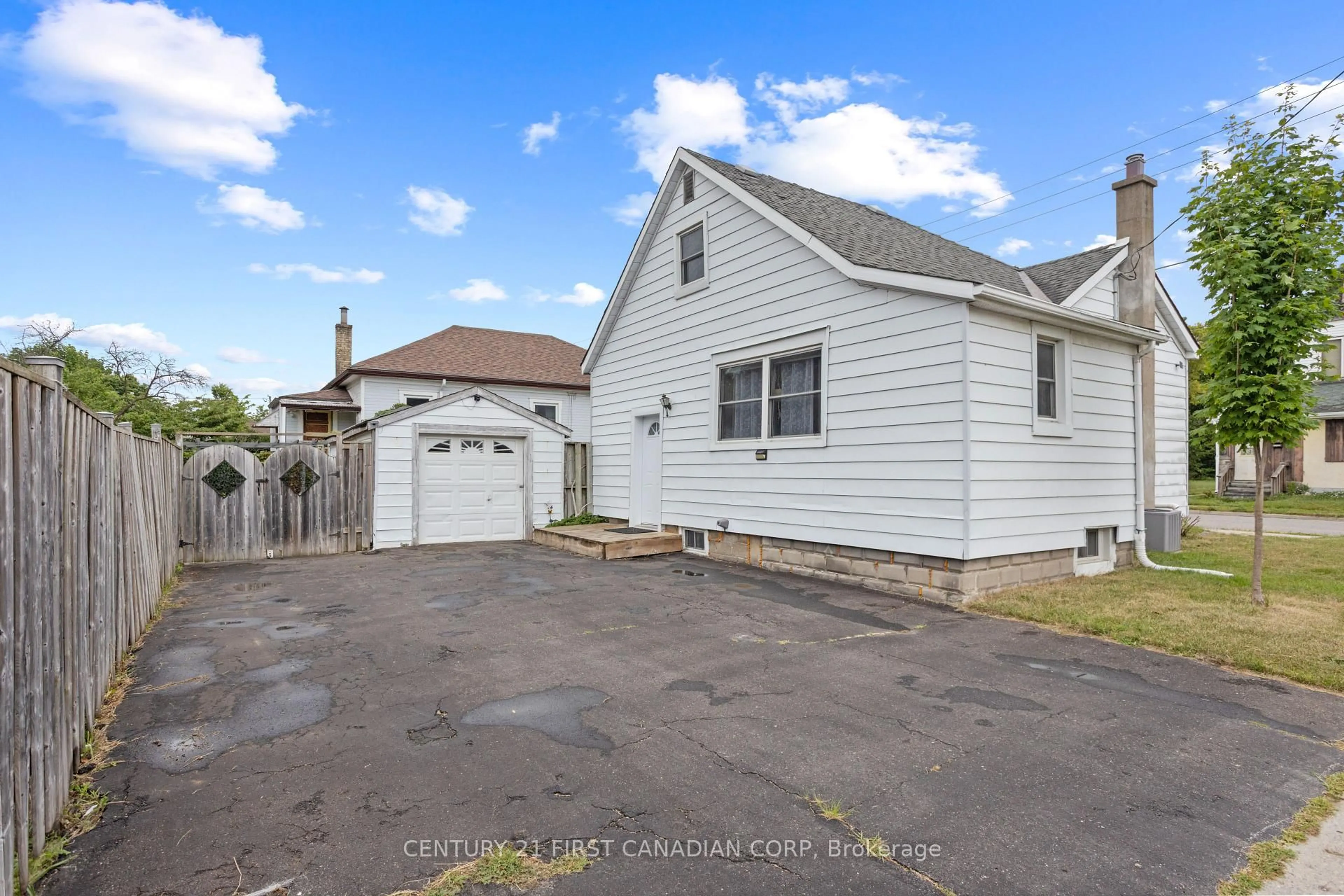 A pic from outside/outdoor area/front of a property/back of a property/a pic from drone, street for 29 Rectory St, London East Ontario N5Z 1Z7