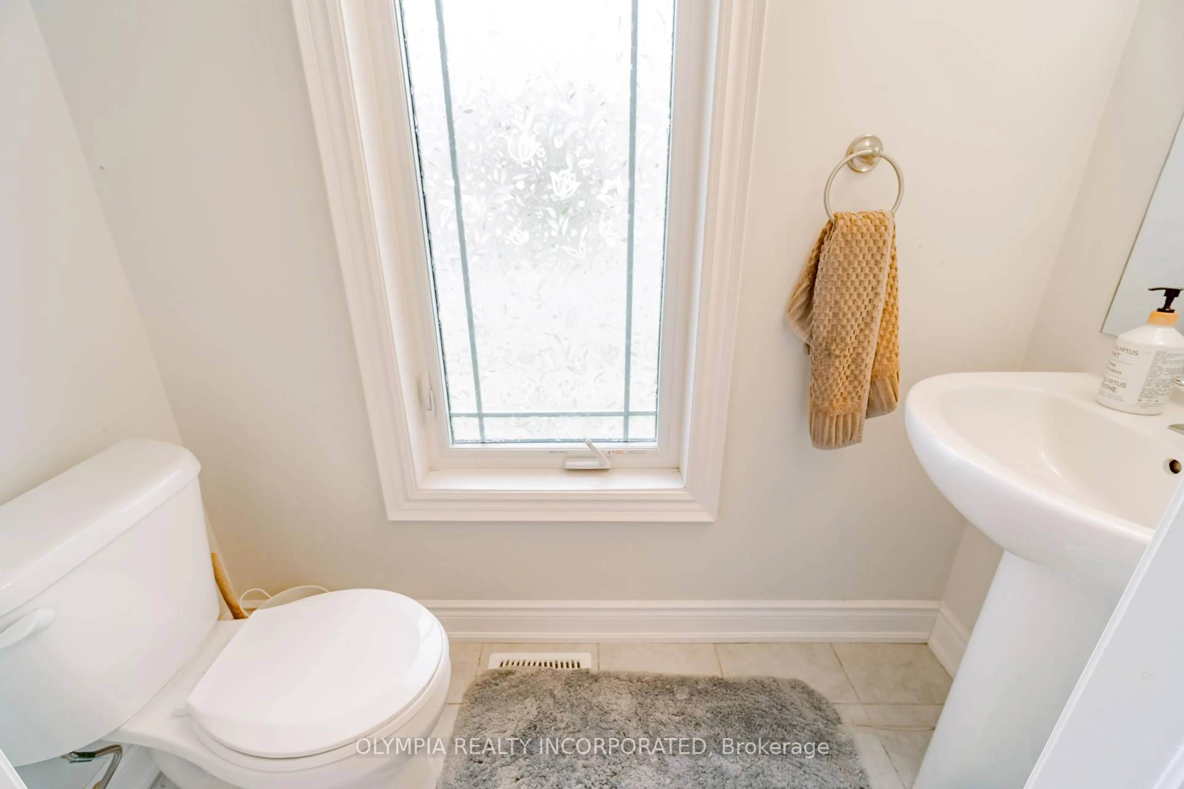 Standard bathroom, ceramic/tile floor for 7846 Hackberry Tr, Niagara Falls Ontario L2H 3R4