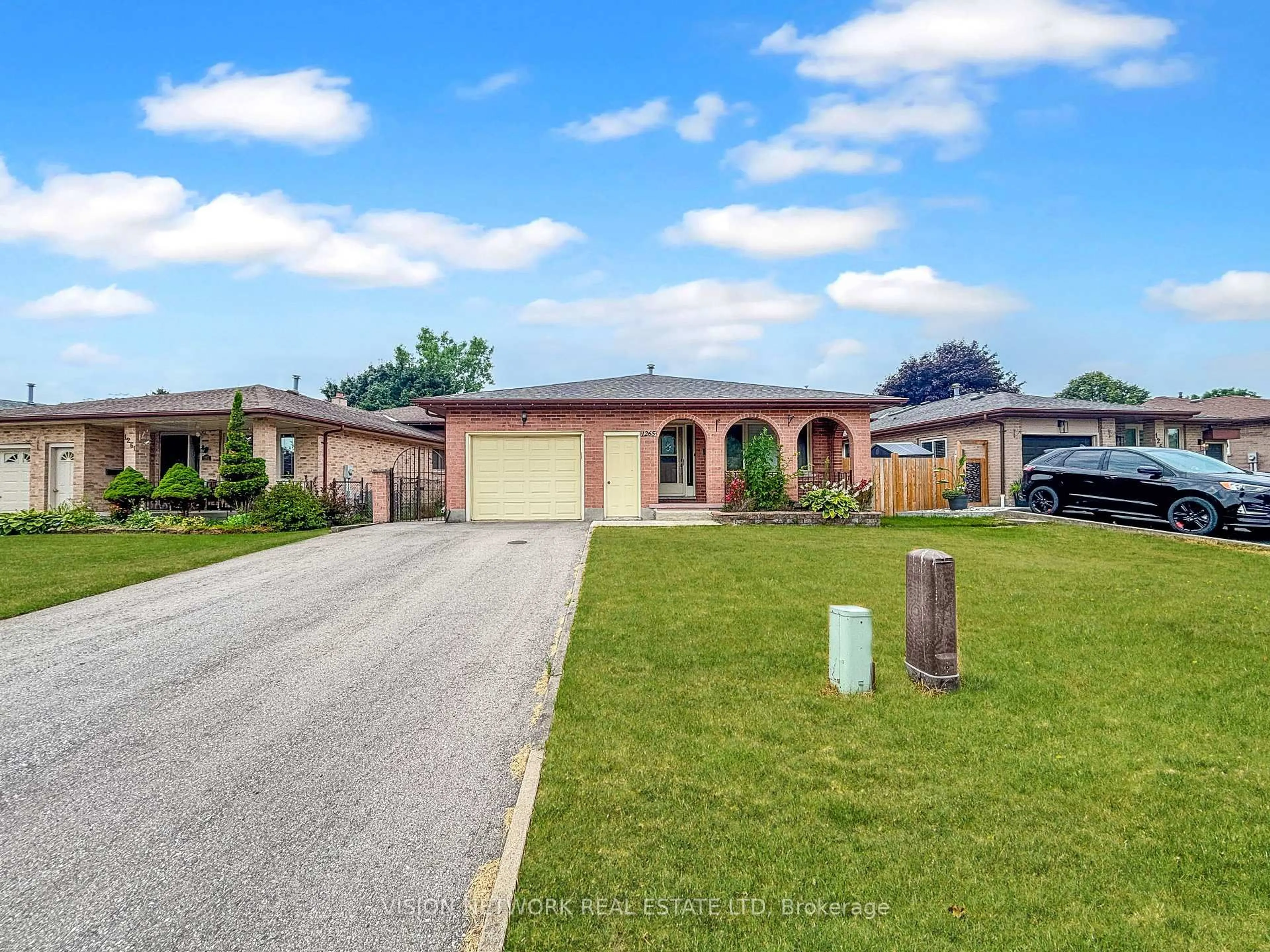 A pic from outside/outdoor area/front of a property/back of a property/a pic from drone, street for 1265 Delphi Rd, London East Ontario N5Y 5B3