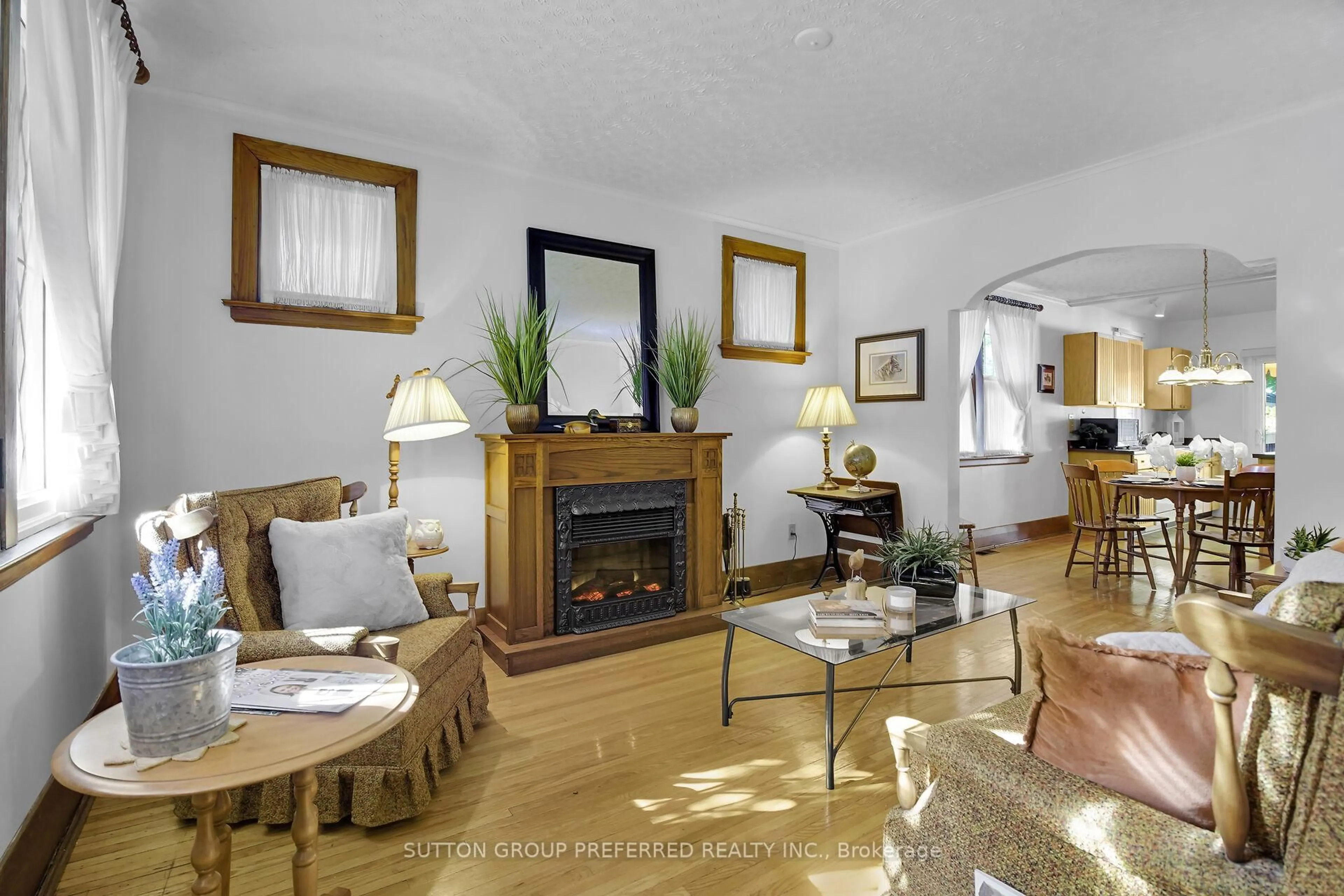 Living room with furniture, wood/laminate floor for 35 Logan Ave, London East Ontario N5Y 2P5