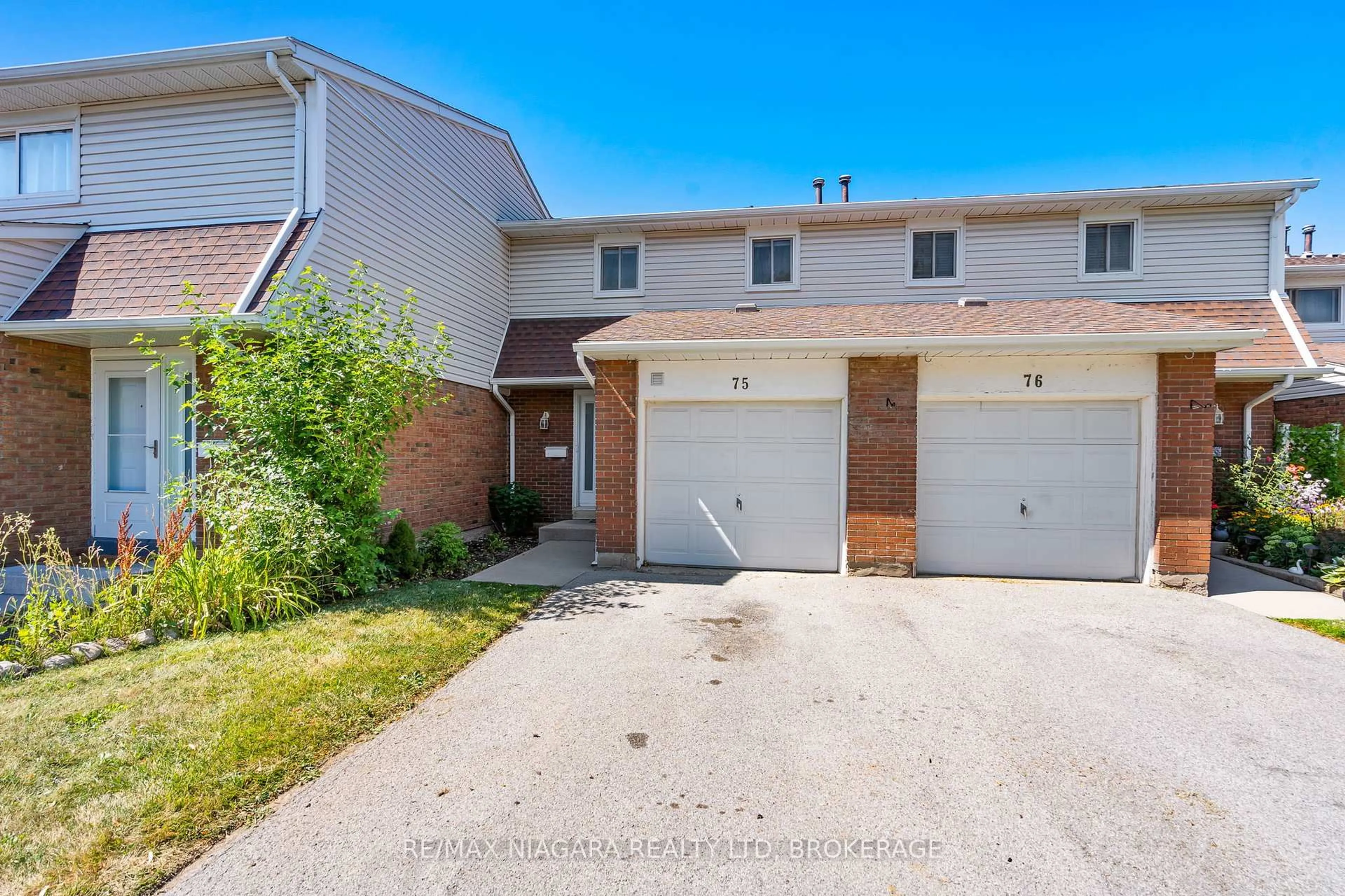 A pic from outside/outdoor area/front of a property/back of a property/a pic from drone, street for 286 Cushman Rd #107, St. Catharines Ontario L2M 6Z2