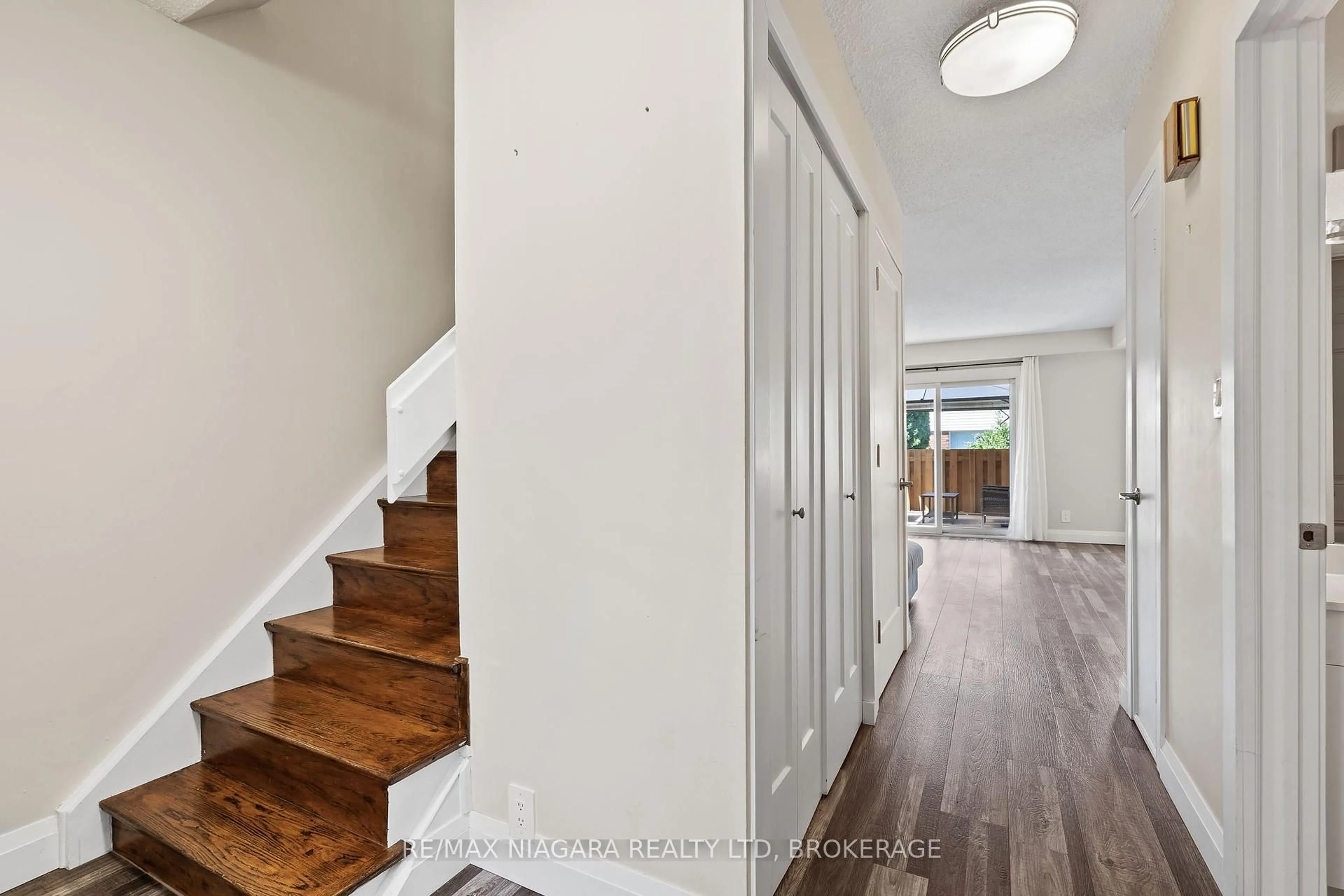 Indoor entryway for 286 Cushman Rd #107, St. Catharines Ontario L2M 6Z2