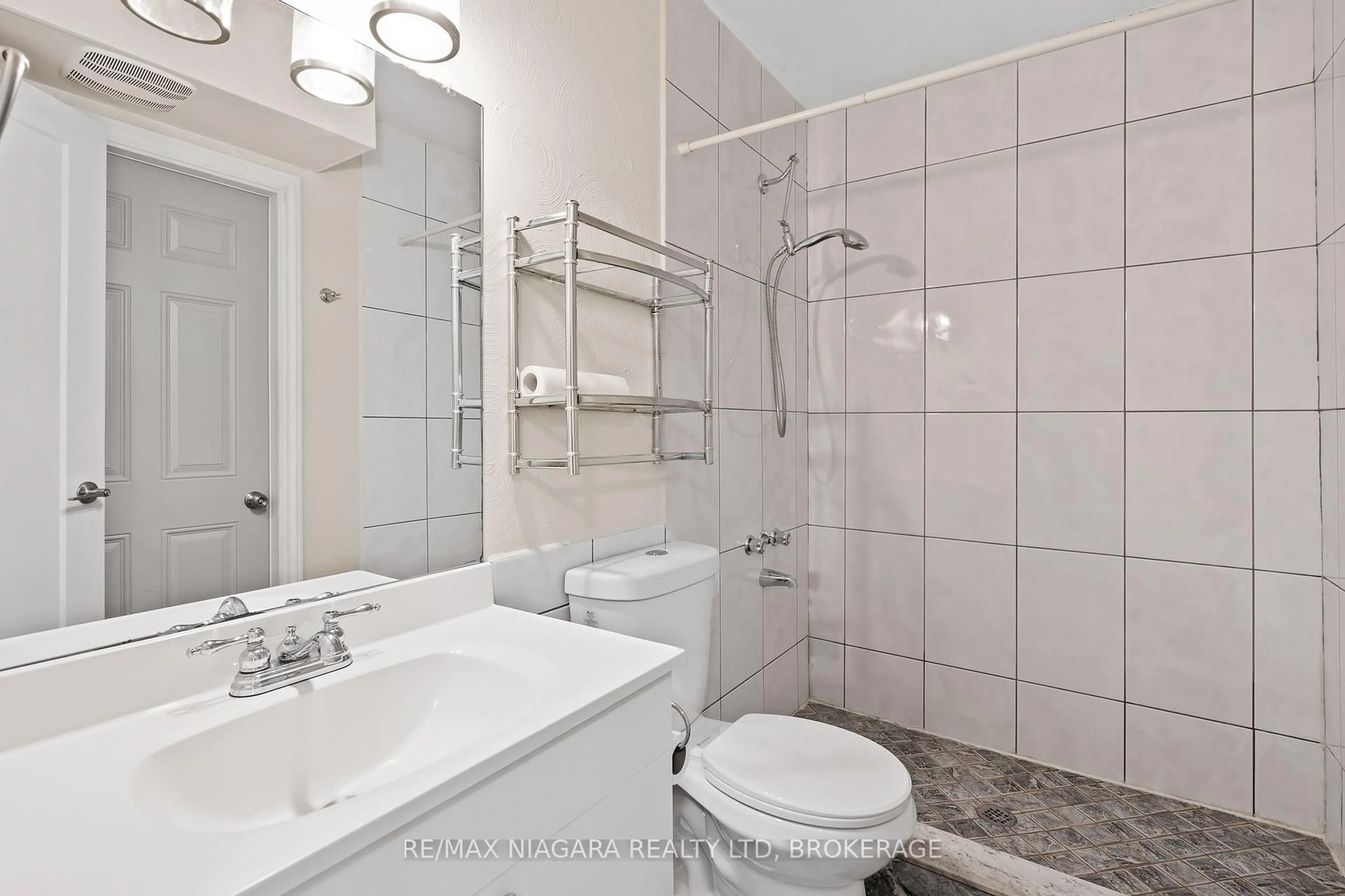 Standard bathroom, ceramic/tile floor for 286 Cushman Rd #107, St. Catharines Ontario L2M 6Z2