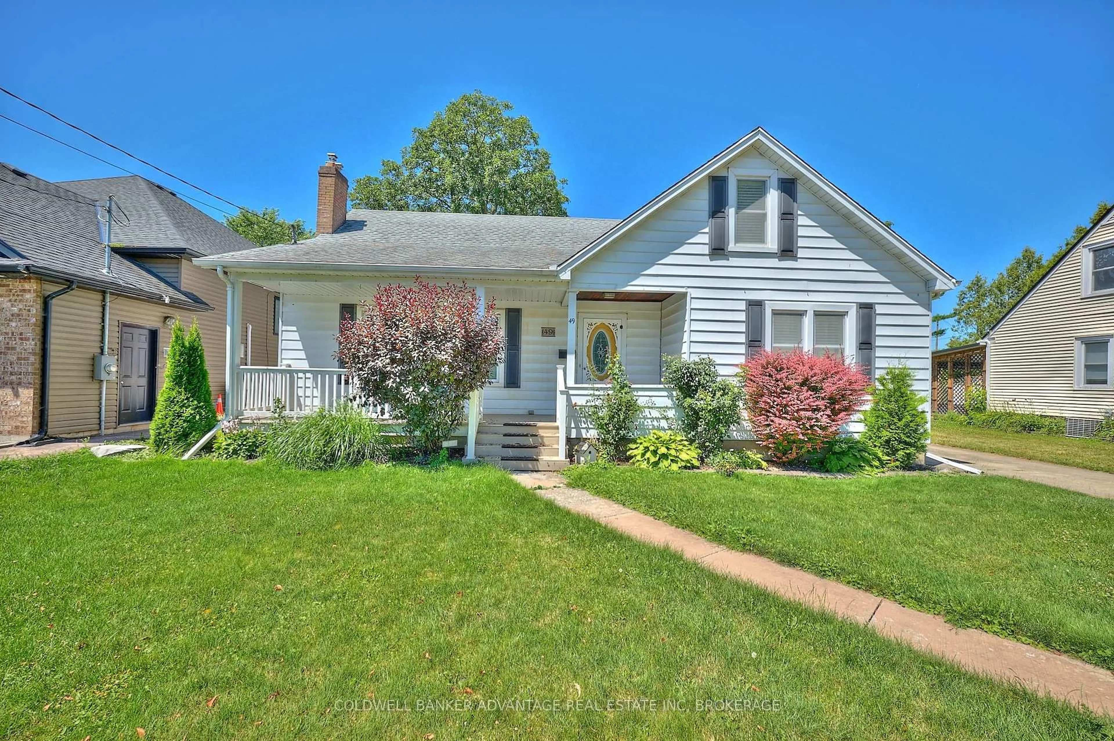 Home with vinyl exterior material, street for 49 Carlton Ave, Welland Ontario L3C 1P8