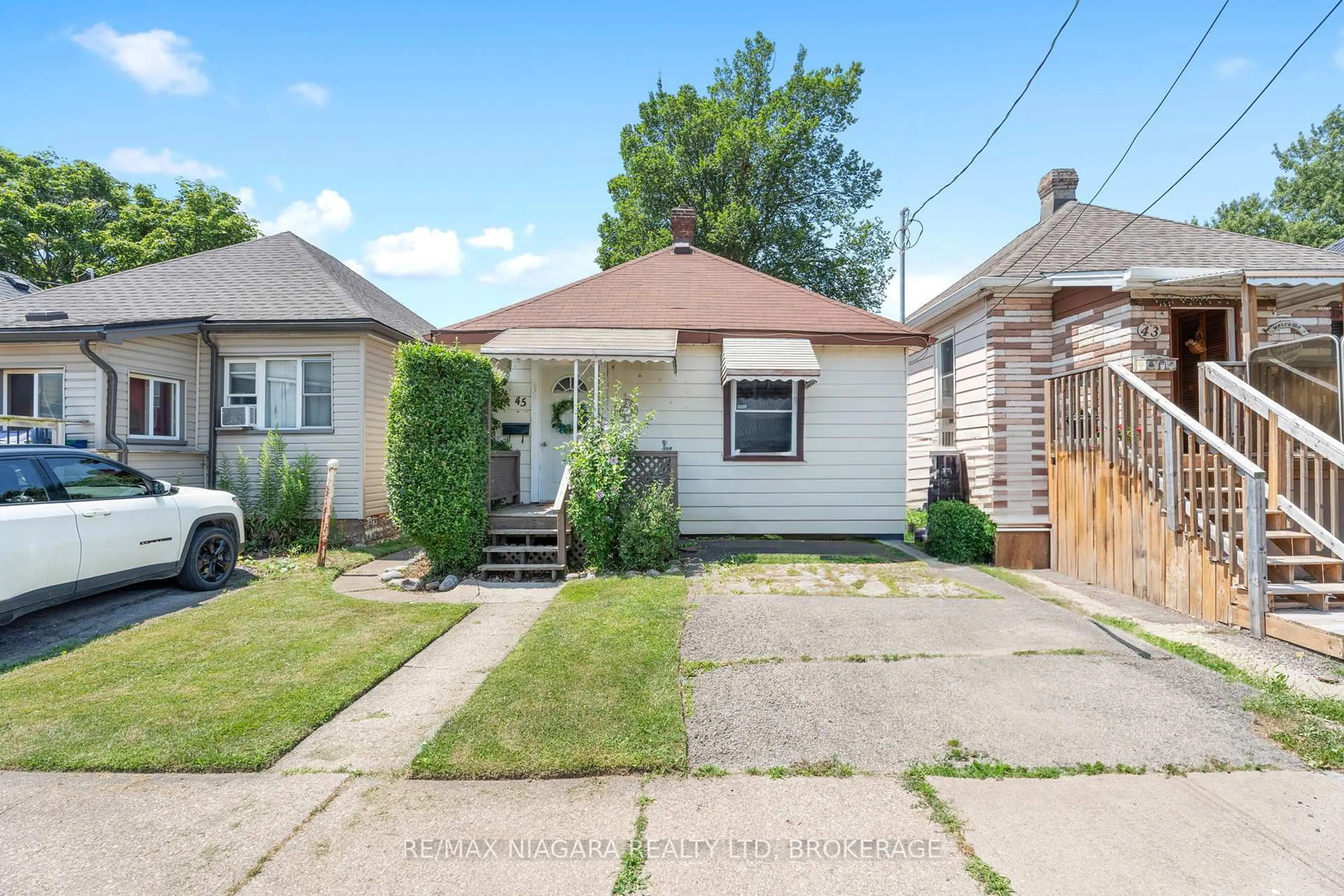 A pic from outside/outdoor area/front of a property/back of a property/a pic from drone, street for 45 Alexander St, Welland Ontario L3B 2R3