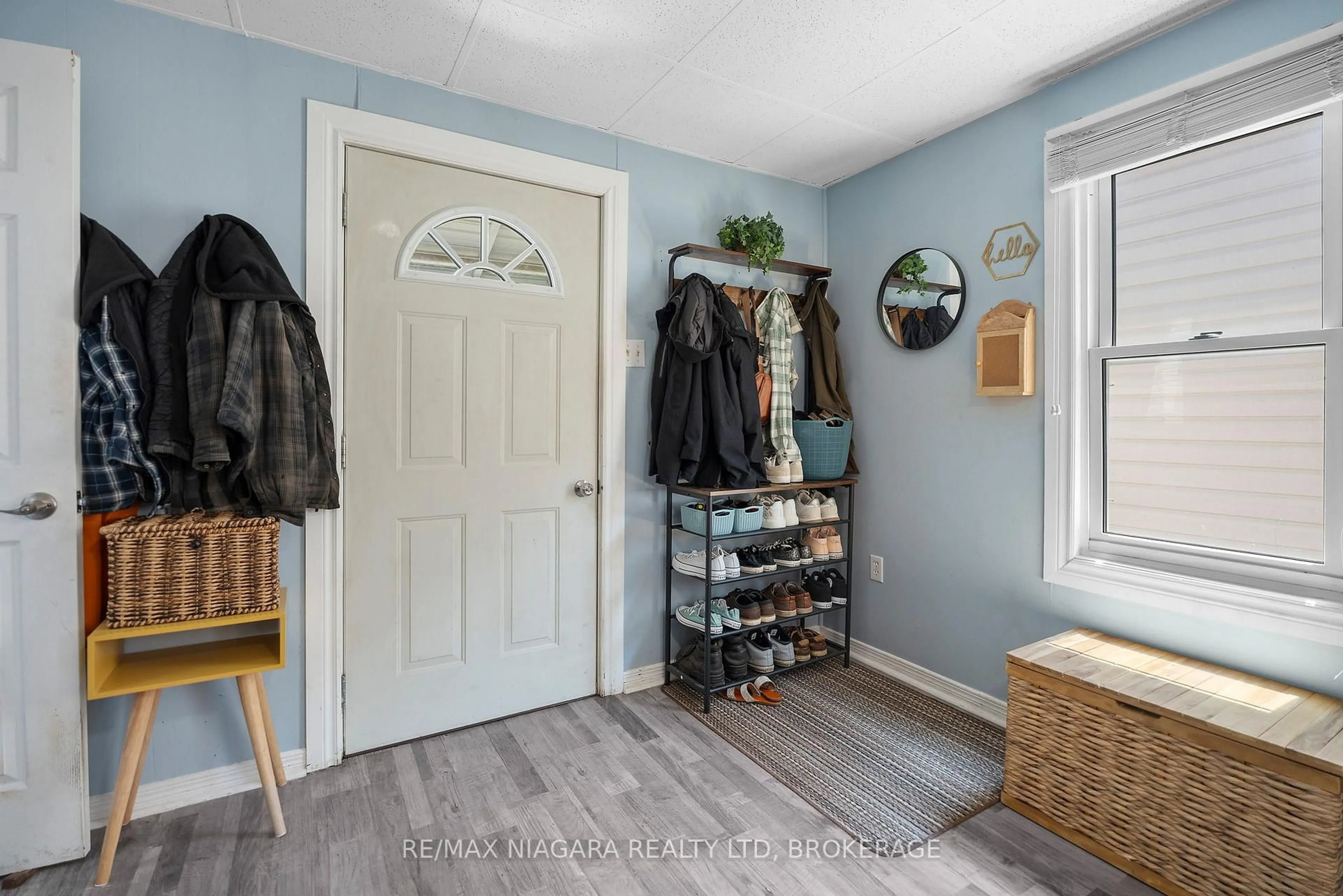 Indoor entryway for 45 Alexander St, Welland Ontario L3B 2R3