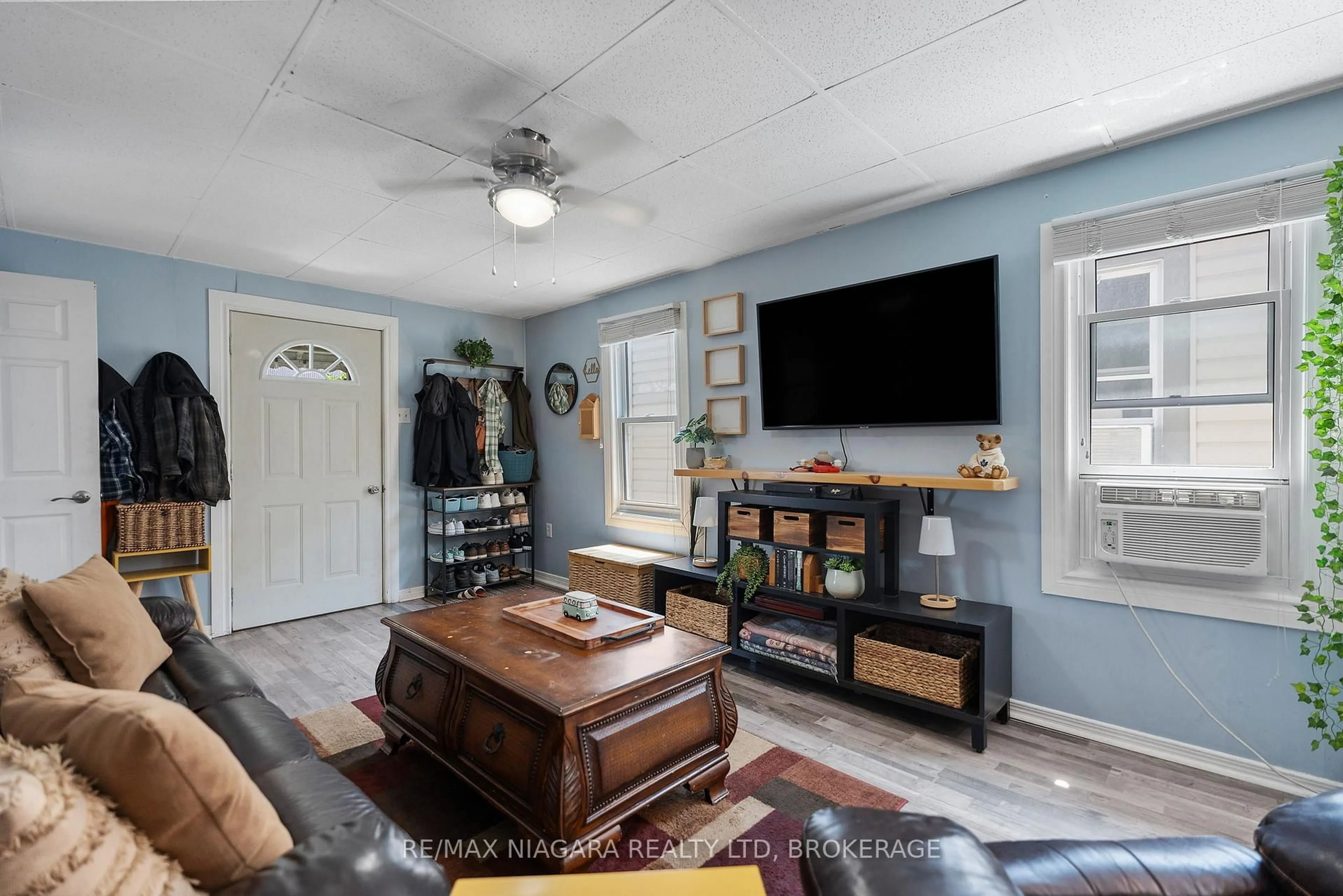 Living room with furniture, unknown for 45 Alexander St, Welland Ontario L3B 2R3