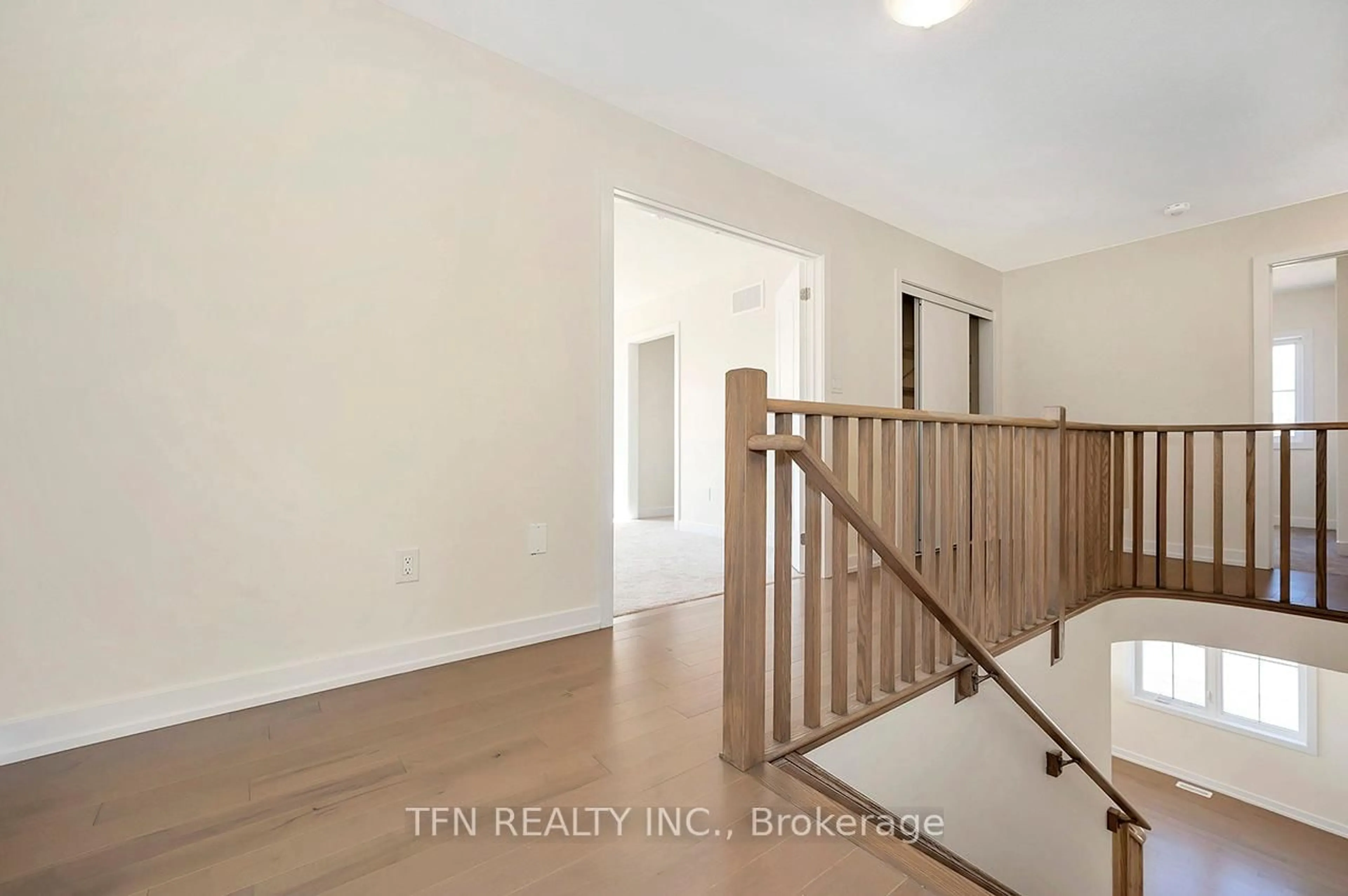 Indoor entryway for 24 Basswood Cres, Haldimand Ontario N3W 0H5