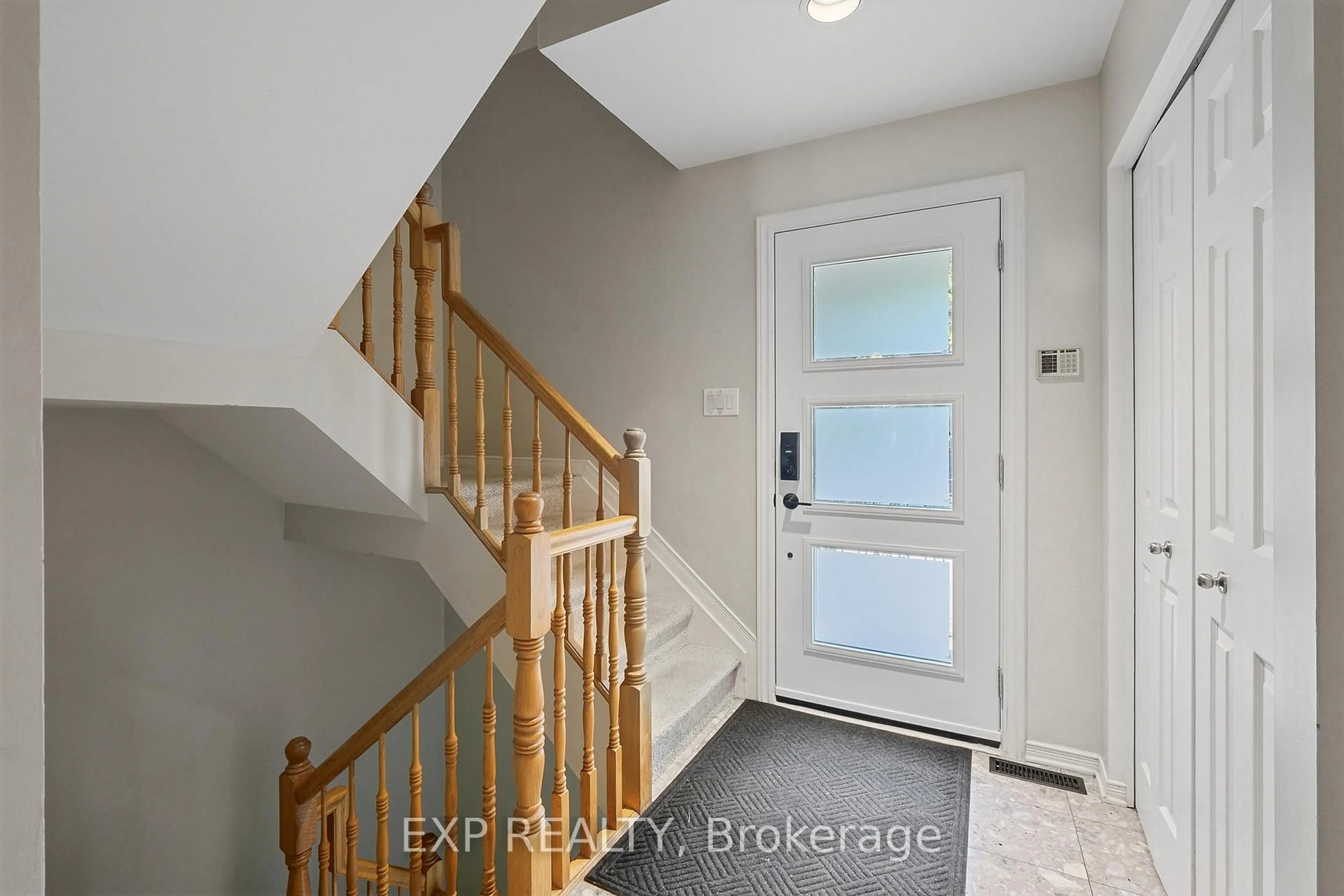 Indoor entryway for 489 Sunnyside Ave, Ottawa Ontario K1S 0S8