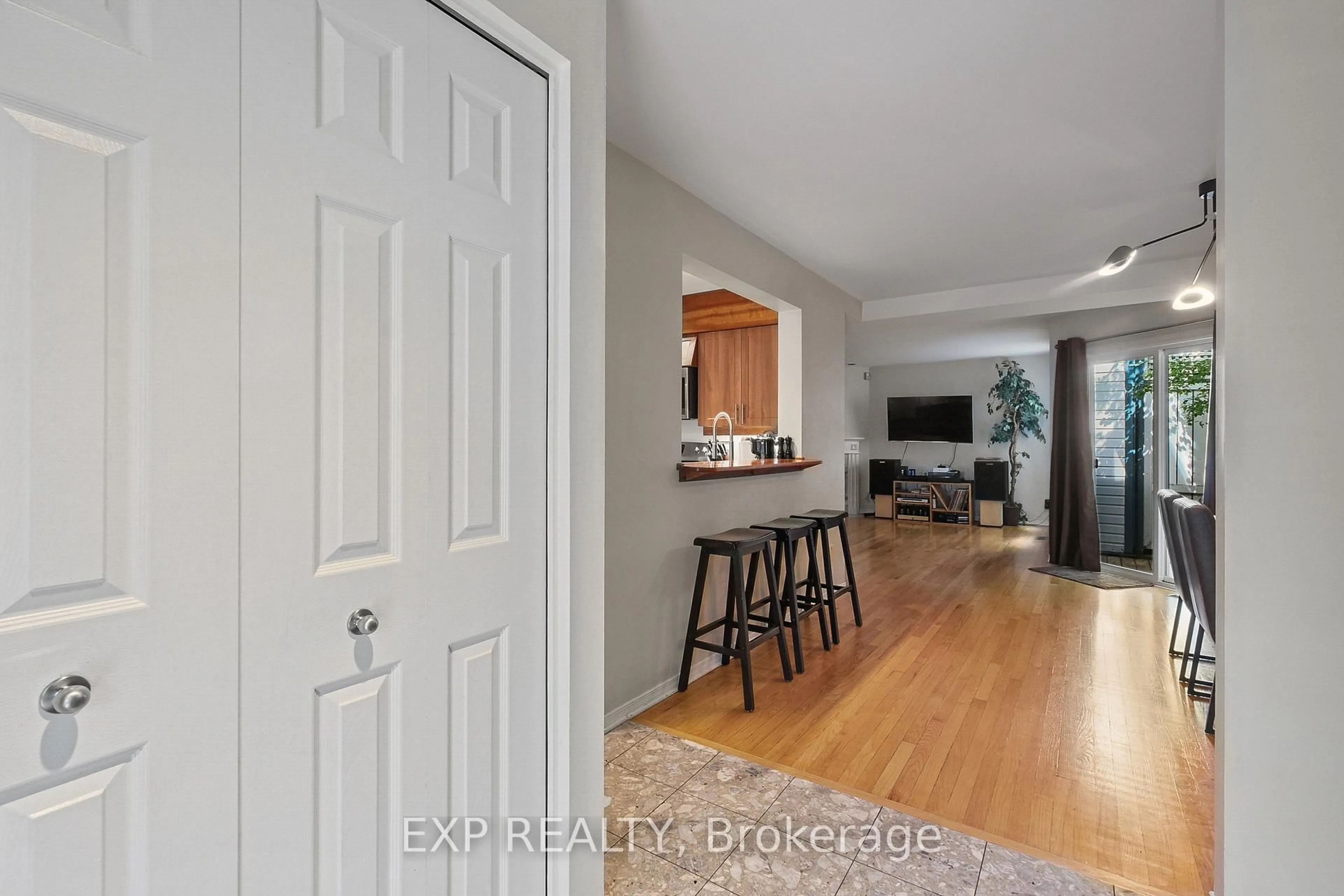 Indoor entryway for 489 Sunnyside Ave, Ottawa Ontario K1S 0S8