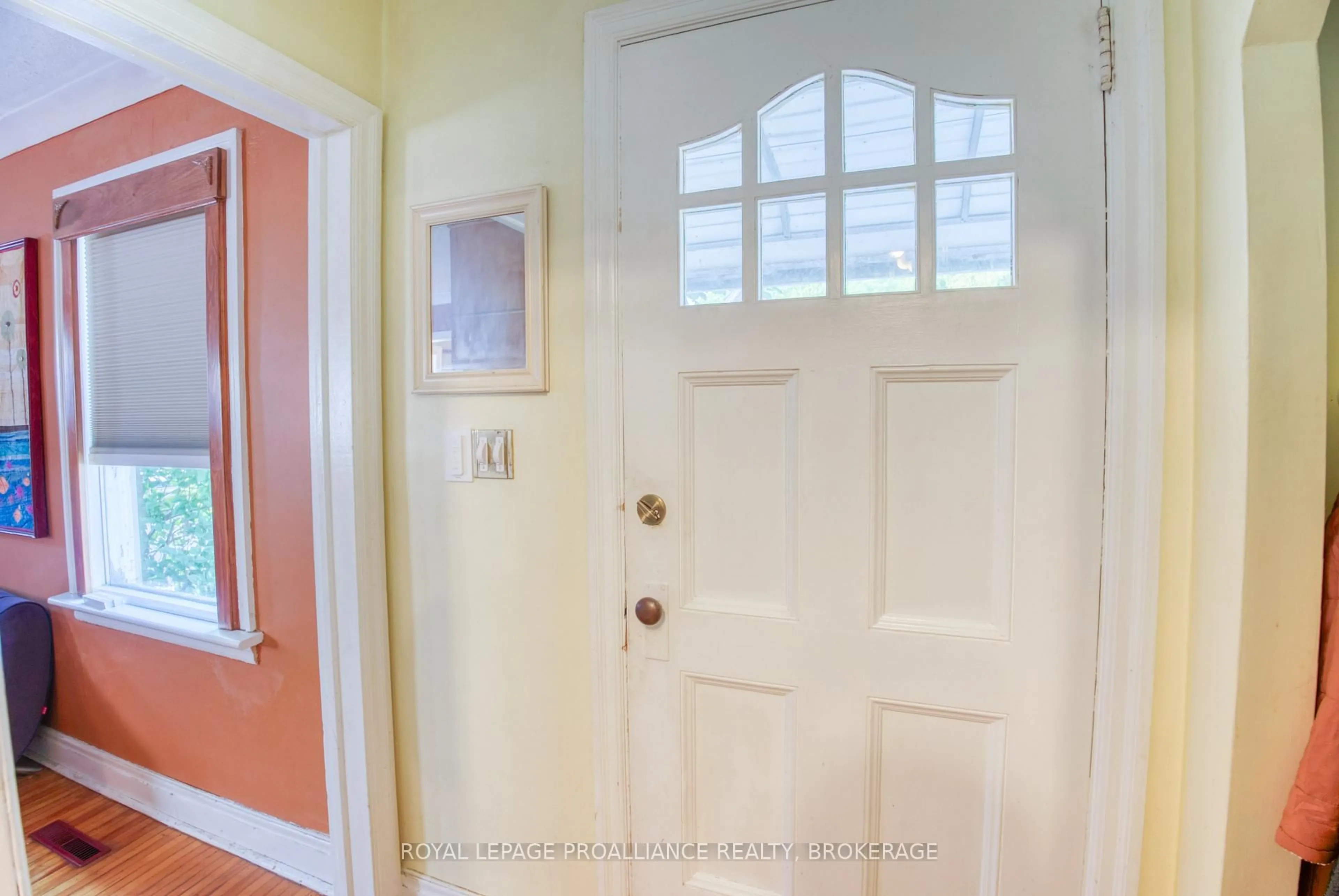 Indoor entryway for 204 Adelaide St, Kingston Ontario K7K 1Y5