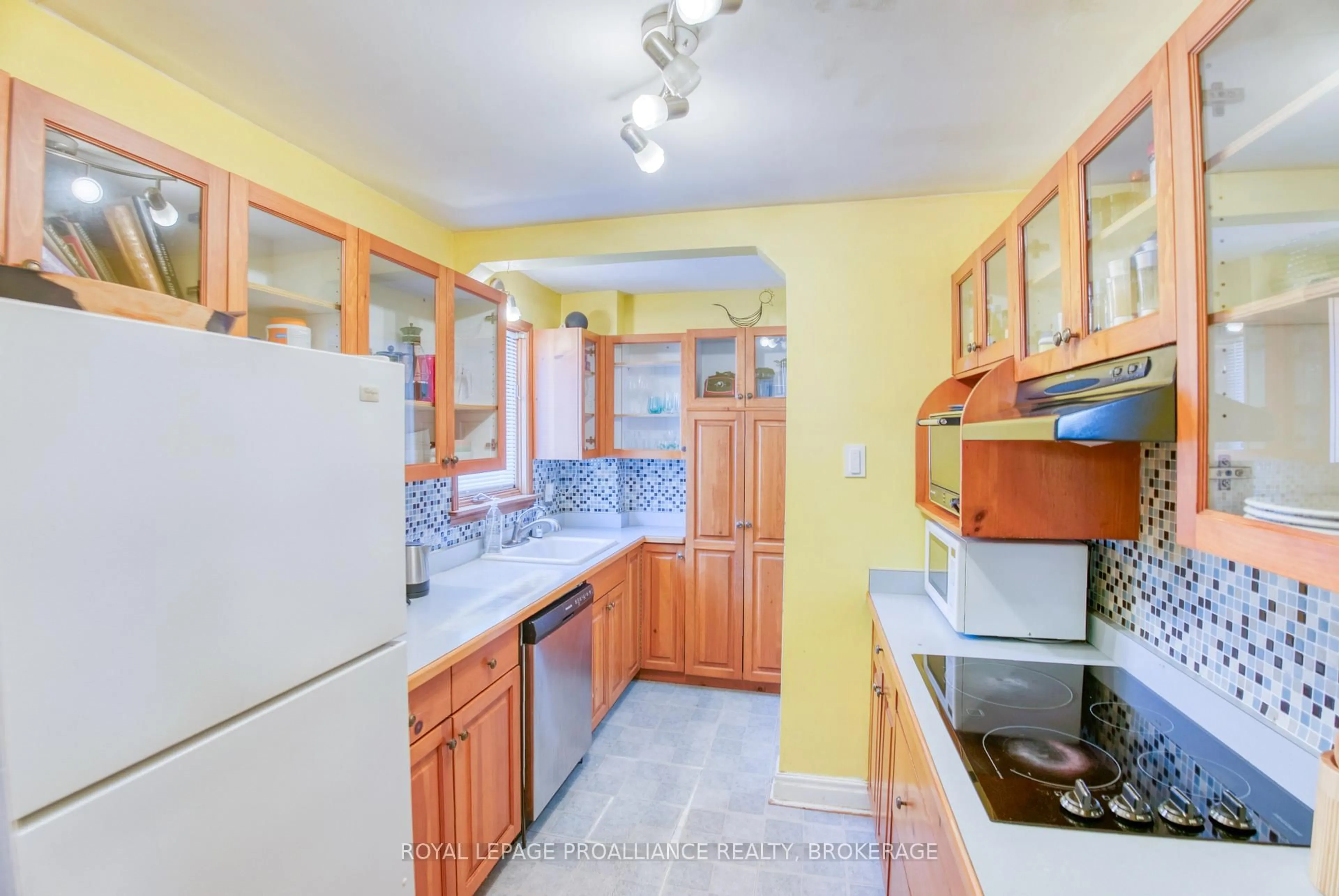 Standard kitchen, ceramic/tile floor for 204 Adelaide St, Kingston Ontario K7K 1Y5