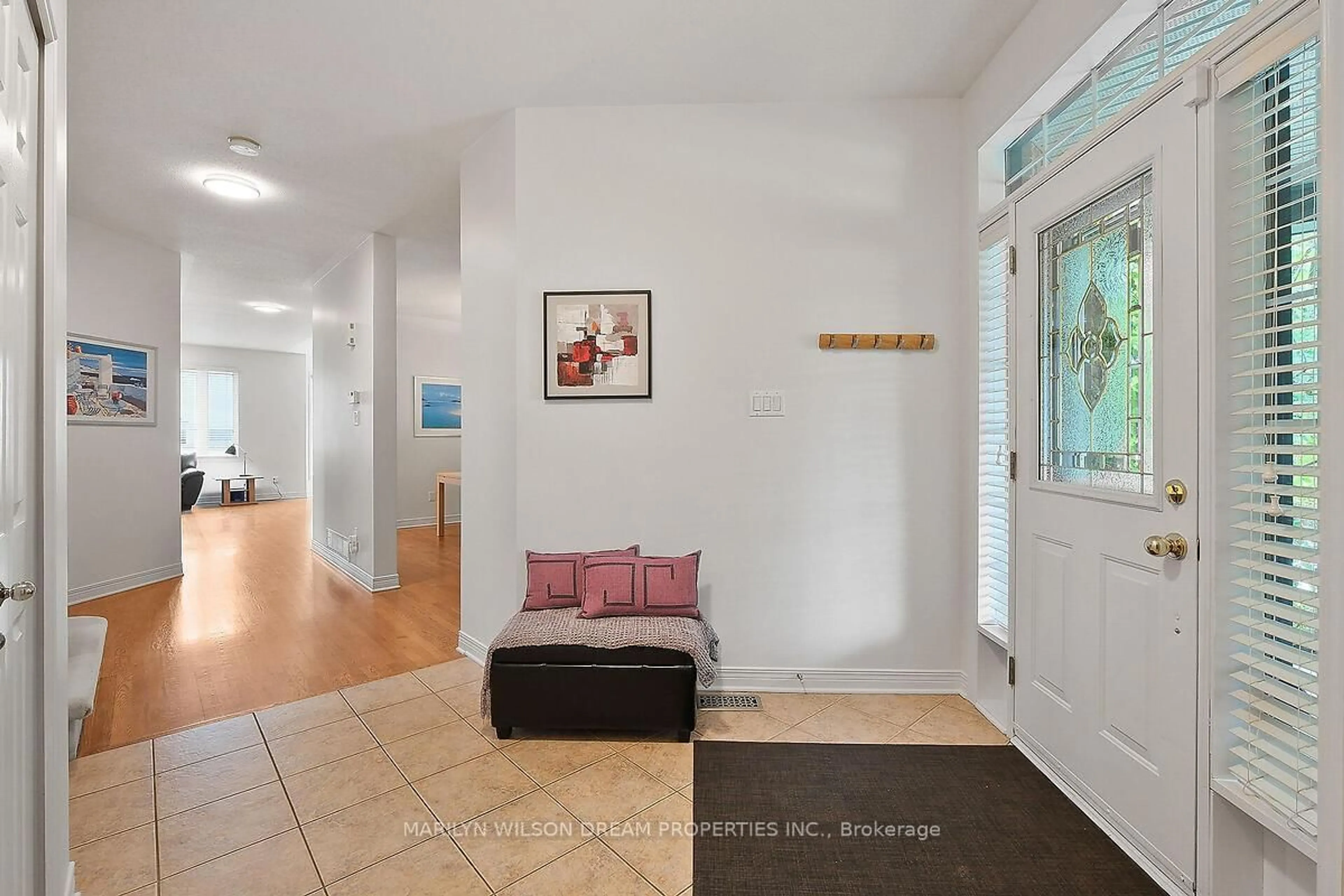 Indoor entryway for 4 Nortoba Cres, Ottawa Ontario K2T 1G9