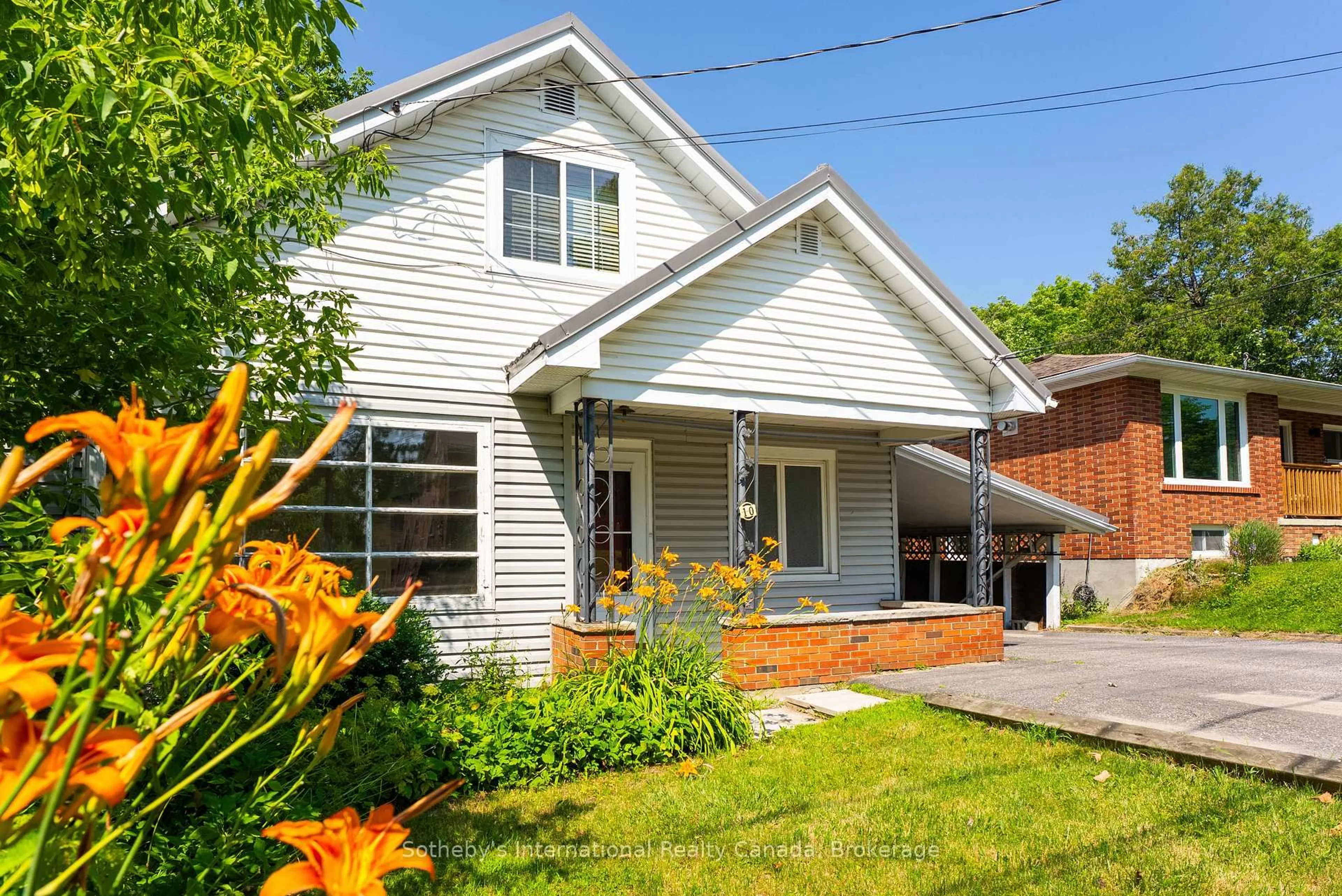 Home with vinyl exterior material, street for 10 Fairy Ave, Huntsville Ontario P1H 1G7
