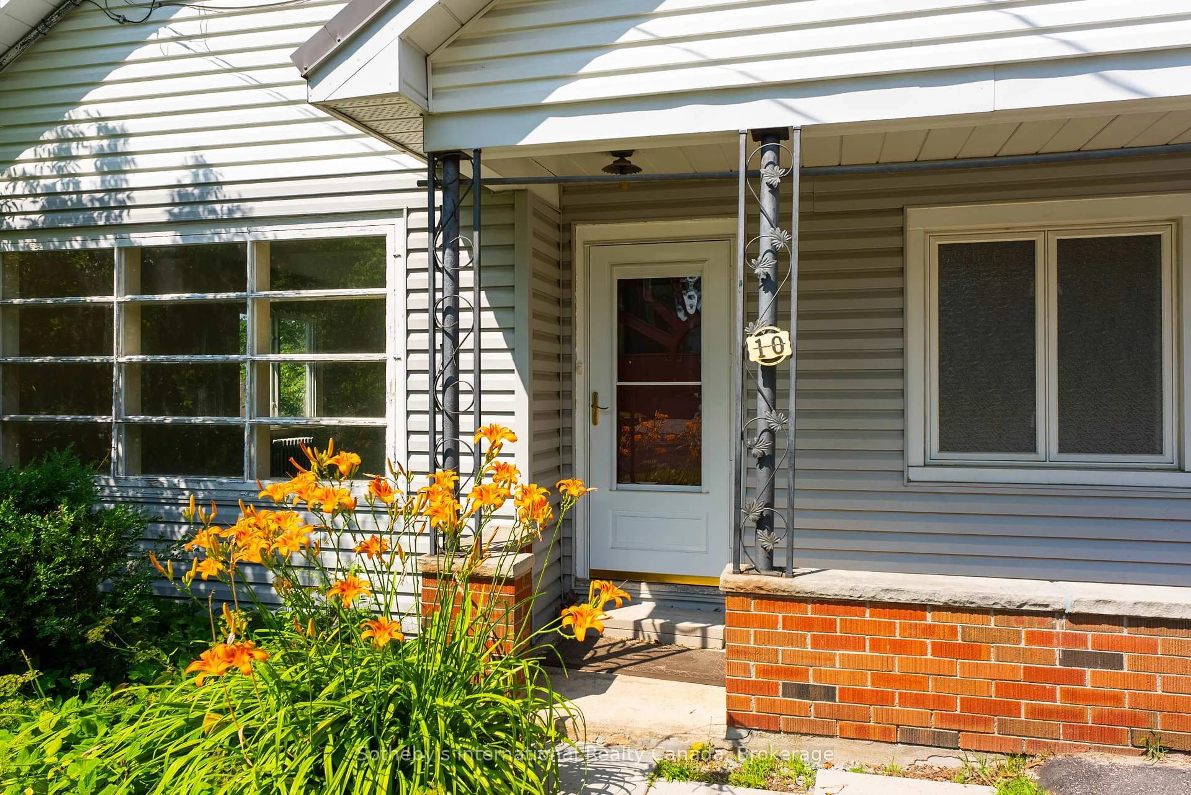 Home with brick exterior material, street for 10 Fairy Ave, Huntsville Ontario P1H 1G7