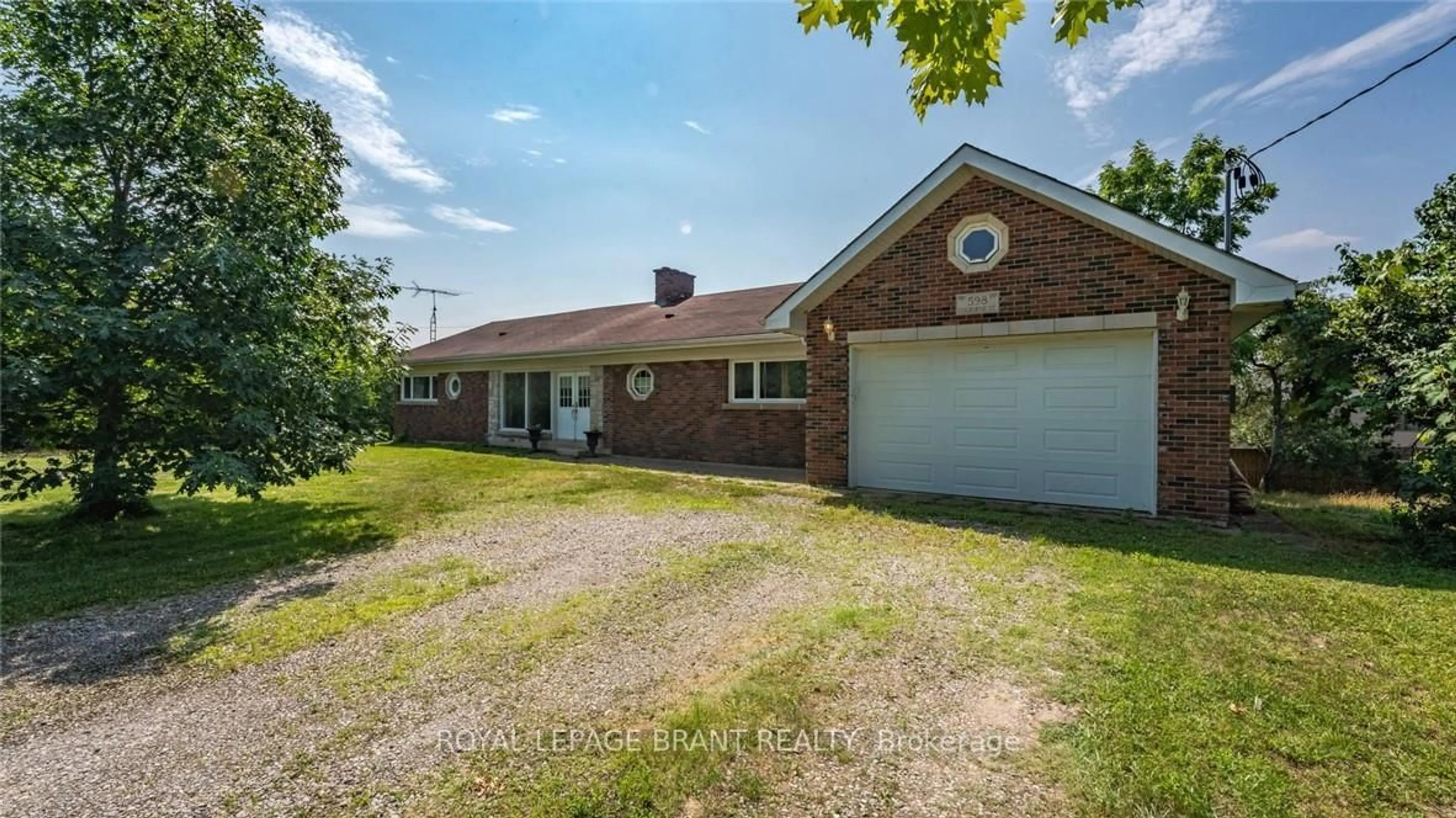 A pic from outside/outdoor area/front of a property/back of a property/a pic from drone, street for 598 Colborne St, Brantford Ontario N3T 5L5