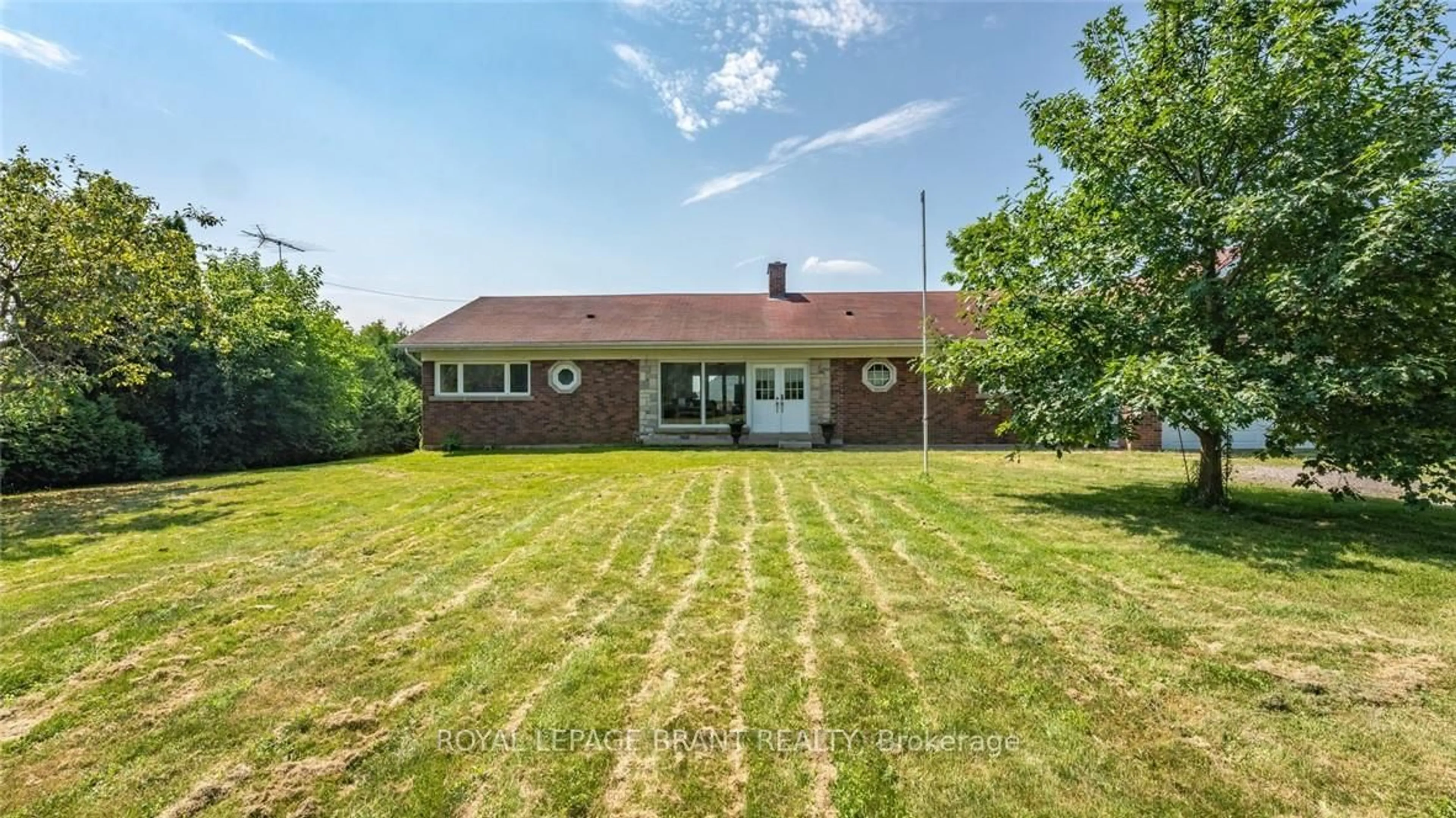 A pic from outside/outdoor area/front of a property/back of a property/a pic from drone, unknown for 598 Colborne St, Brantford Ontario N3T 5L5