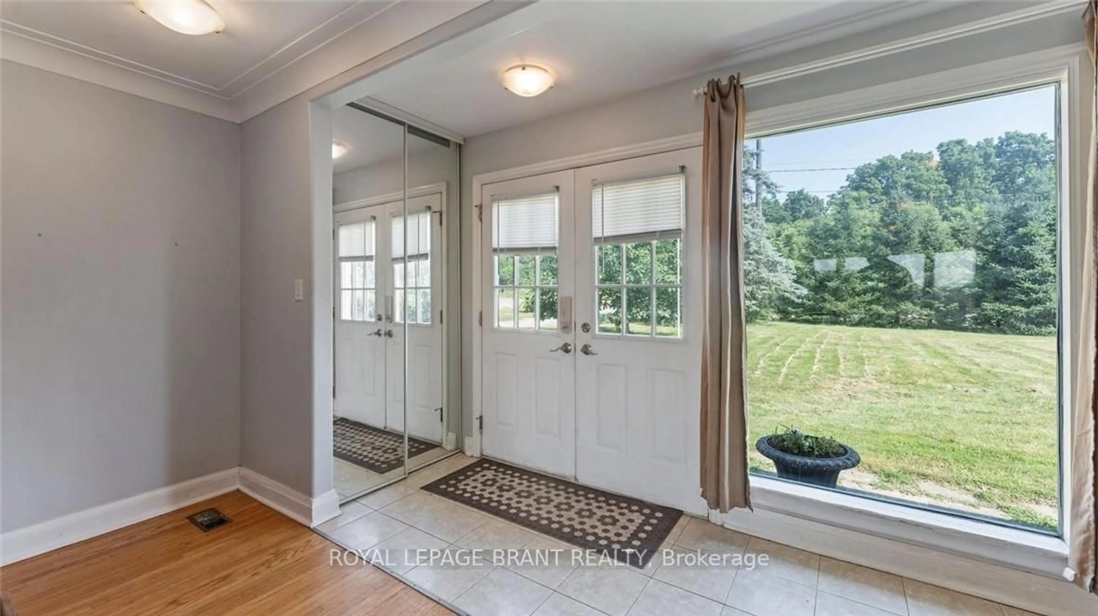 Indoor entryway for 598 Colborne St, Brantford Ontario N3T 5L5