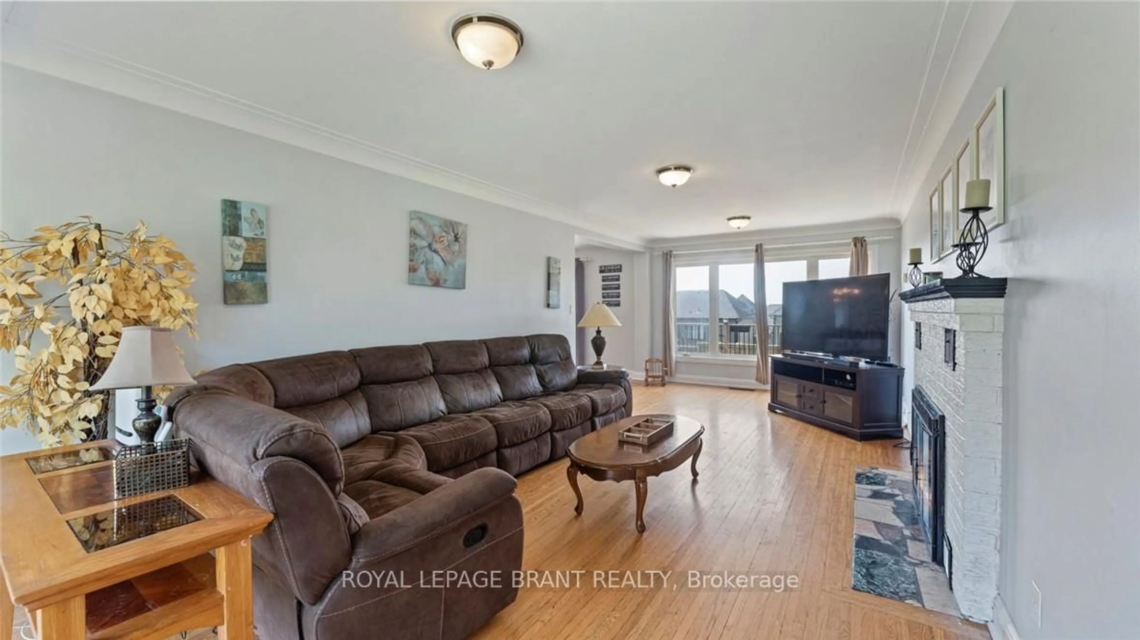 Living room with furniture, wood/laminate floor for 598 Colborne St, Brantford Ontario N3T 5L5