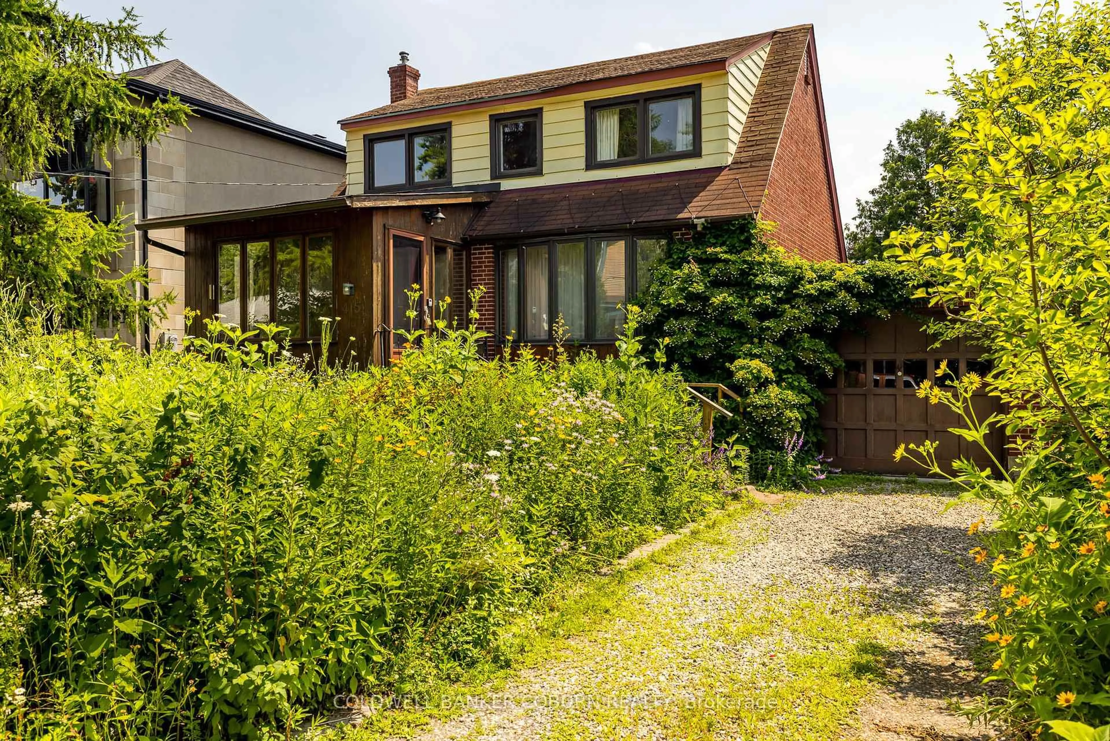 A pic from outside/outdoor area/front of a property/back of a property/a pic from drone, street for 415 Lochaber Ave, Ottawa Ontario K2A 0A5