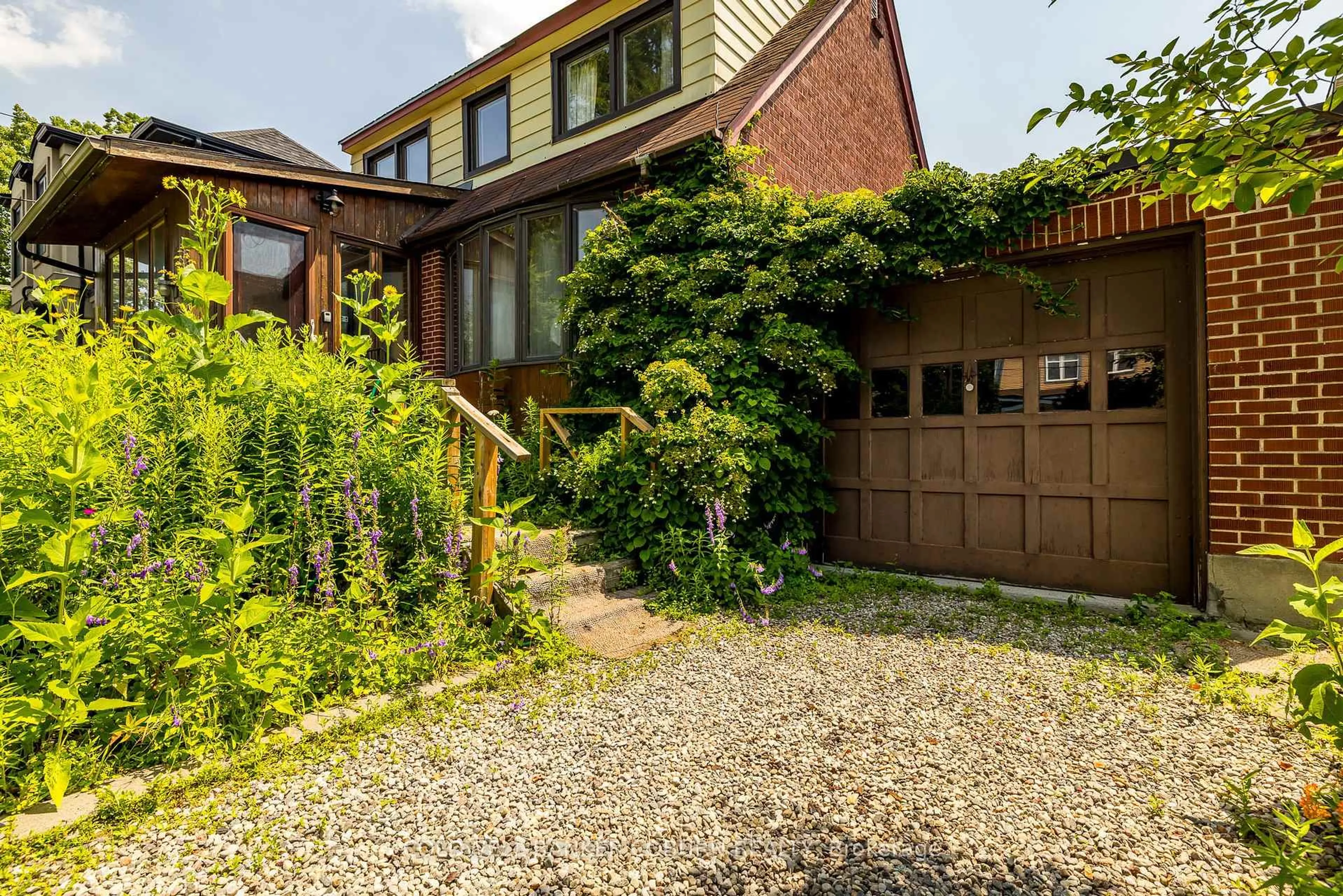 A pic from outside/outdoor area/front of a property/back of a property/a pic from drone, street for 415 Lochaber Ave, Ottawa Ontario K2A 0A5