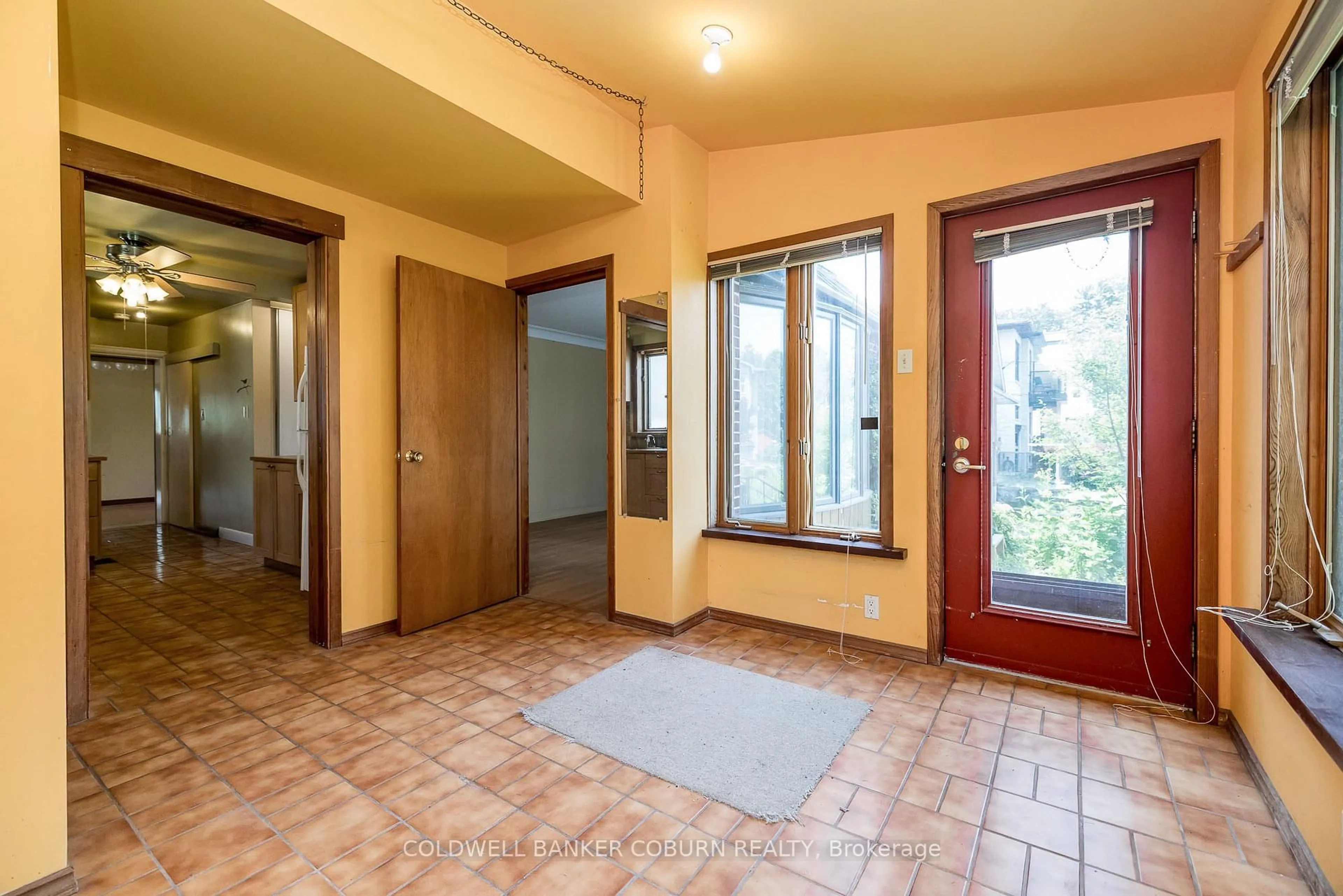 Indoor foyer for 415 Lochaber Ave, Ottawa Ontario K2A 0A5