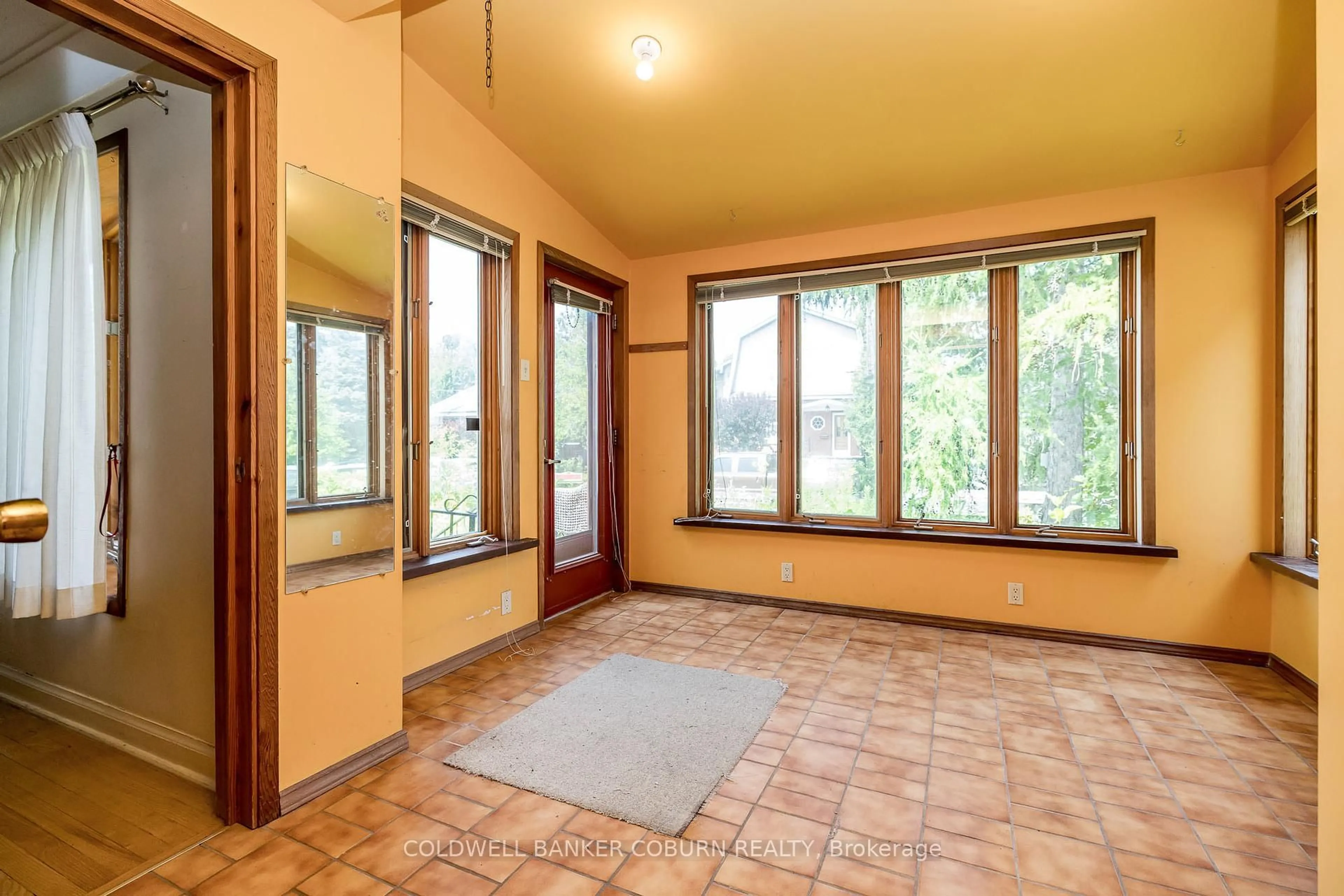 Indoor foyer for 415 Lochaber Ave, Ottawa Ontario K2A 0A5