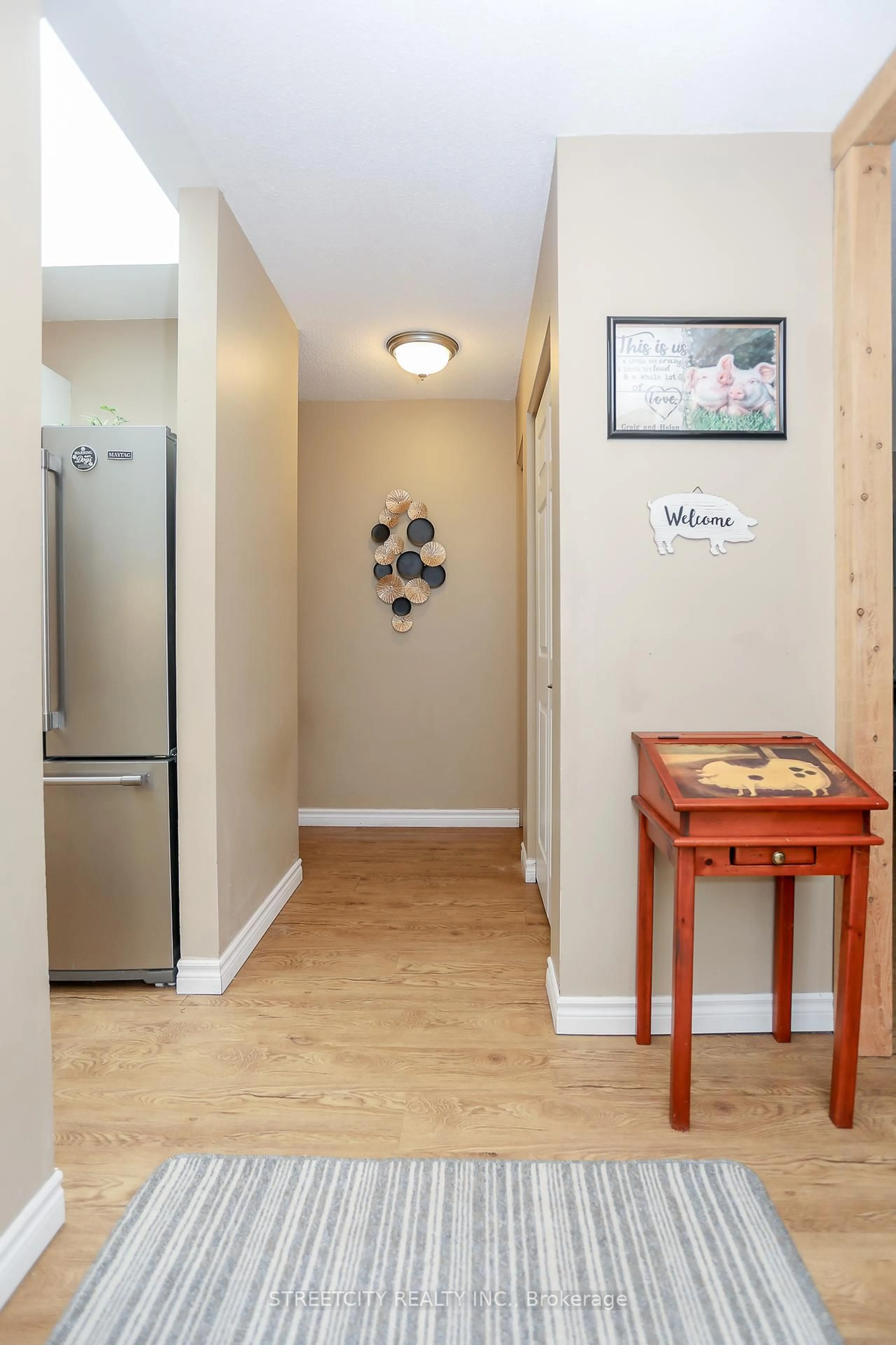 Indoor entryway for 9 Cottonwood Cres, London North Ontario N6G 2Y7