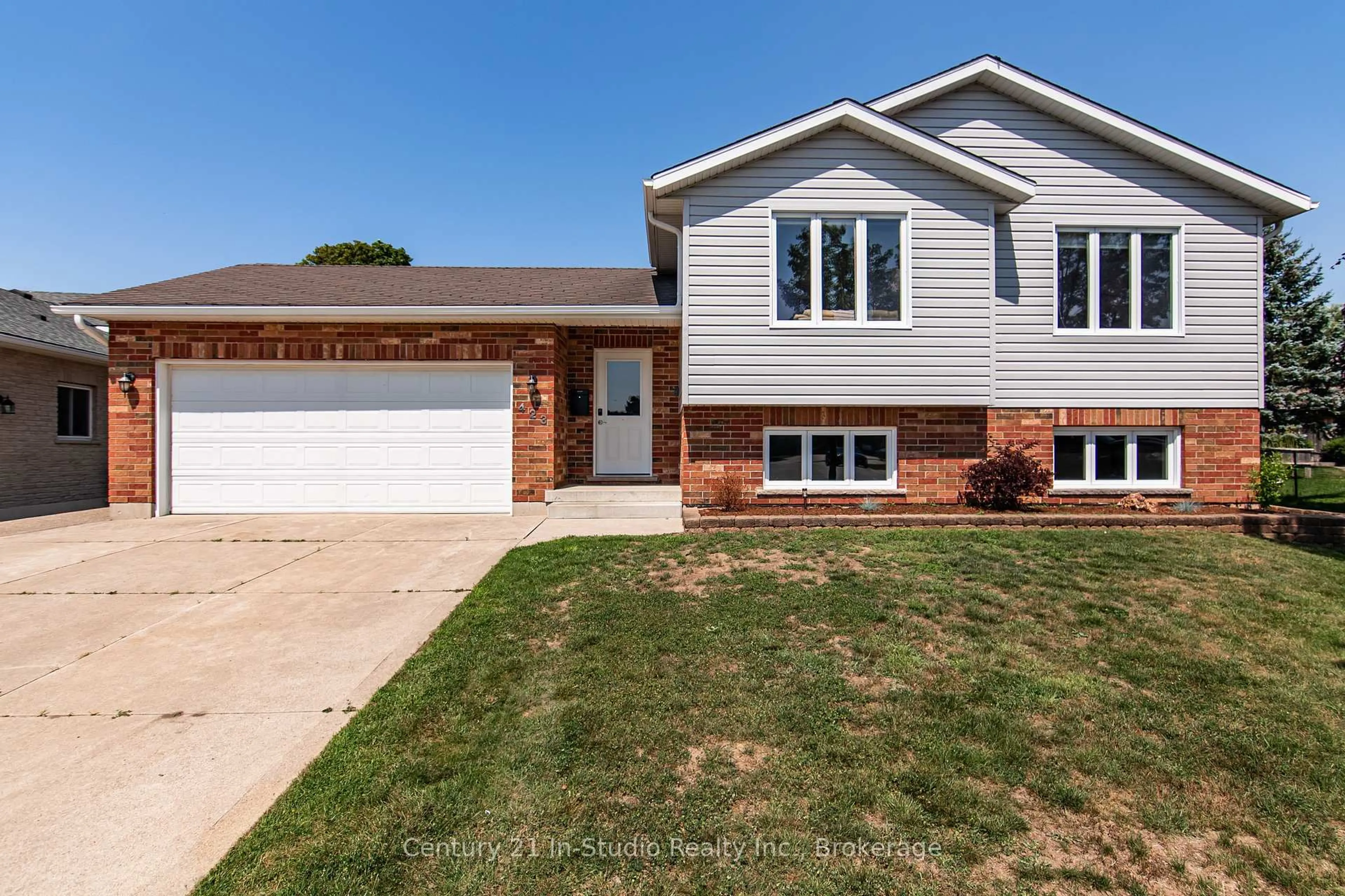 Home with vinyl exterior material, street for 423 St Clair Crt, Kincardine Ontario N2Z 3B4