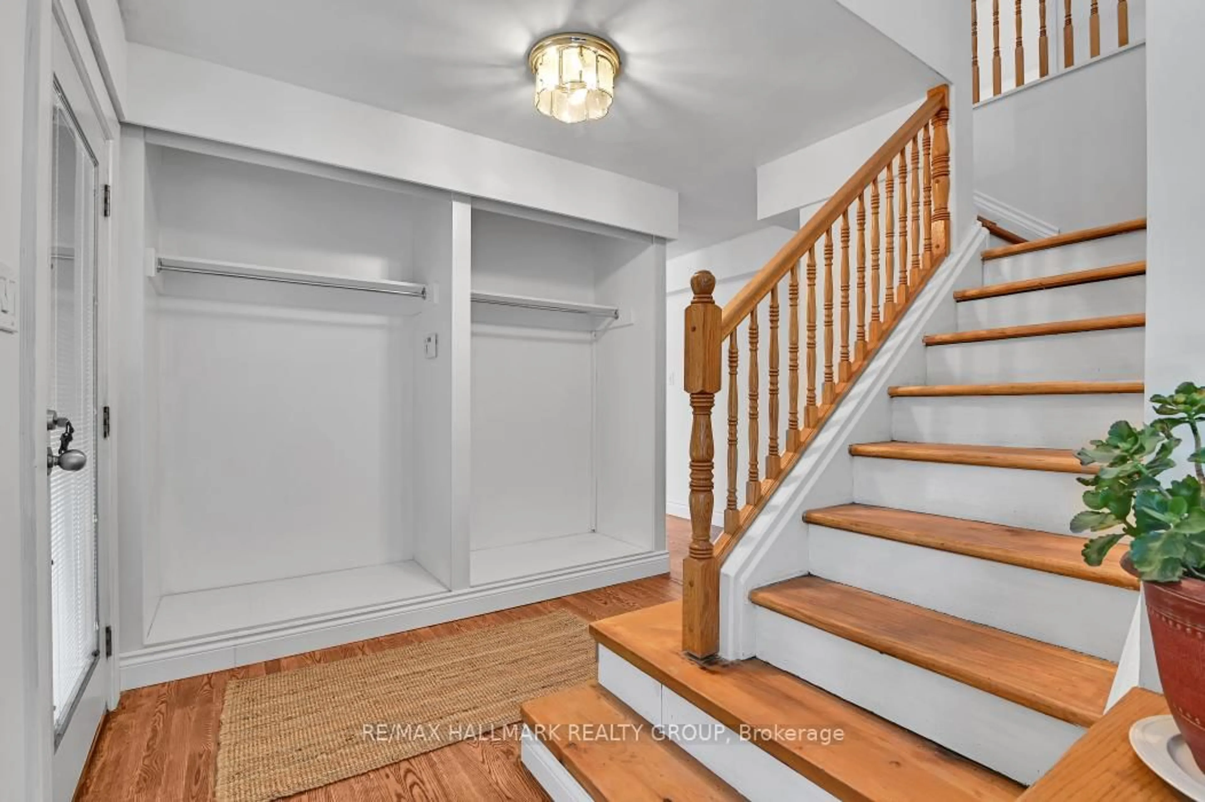 Indoor entryway for 33 Rockcliffe Way, Ottawa Ontario K1M 1B3