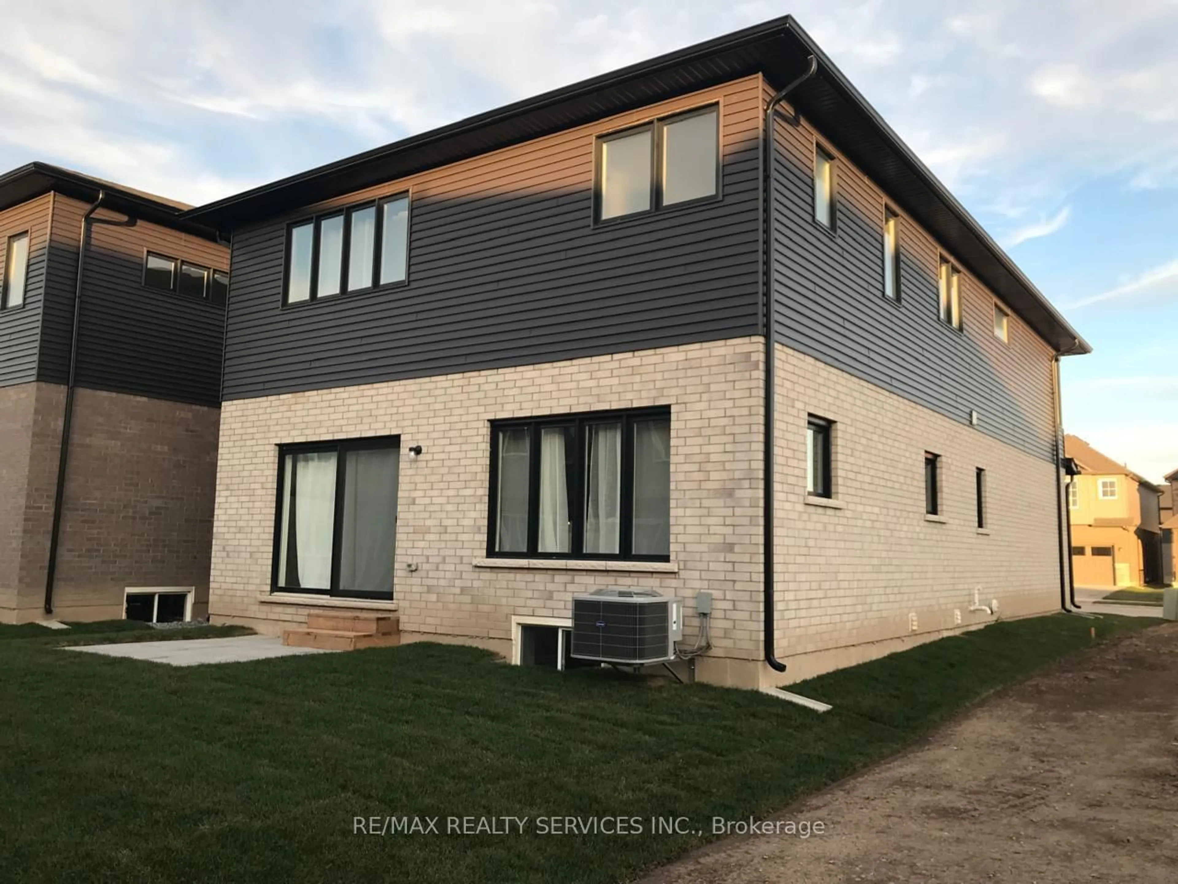 Home with brick exterior material, building for 7289 Parkside Rd, Niagara Falls Ontario L2H 3V4