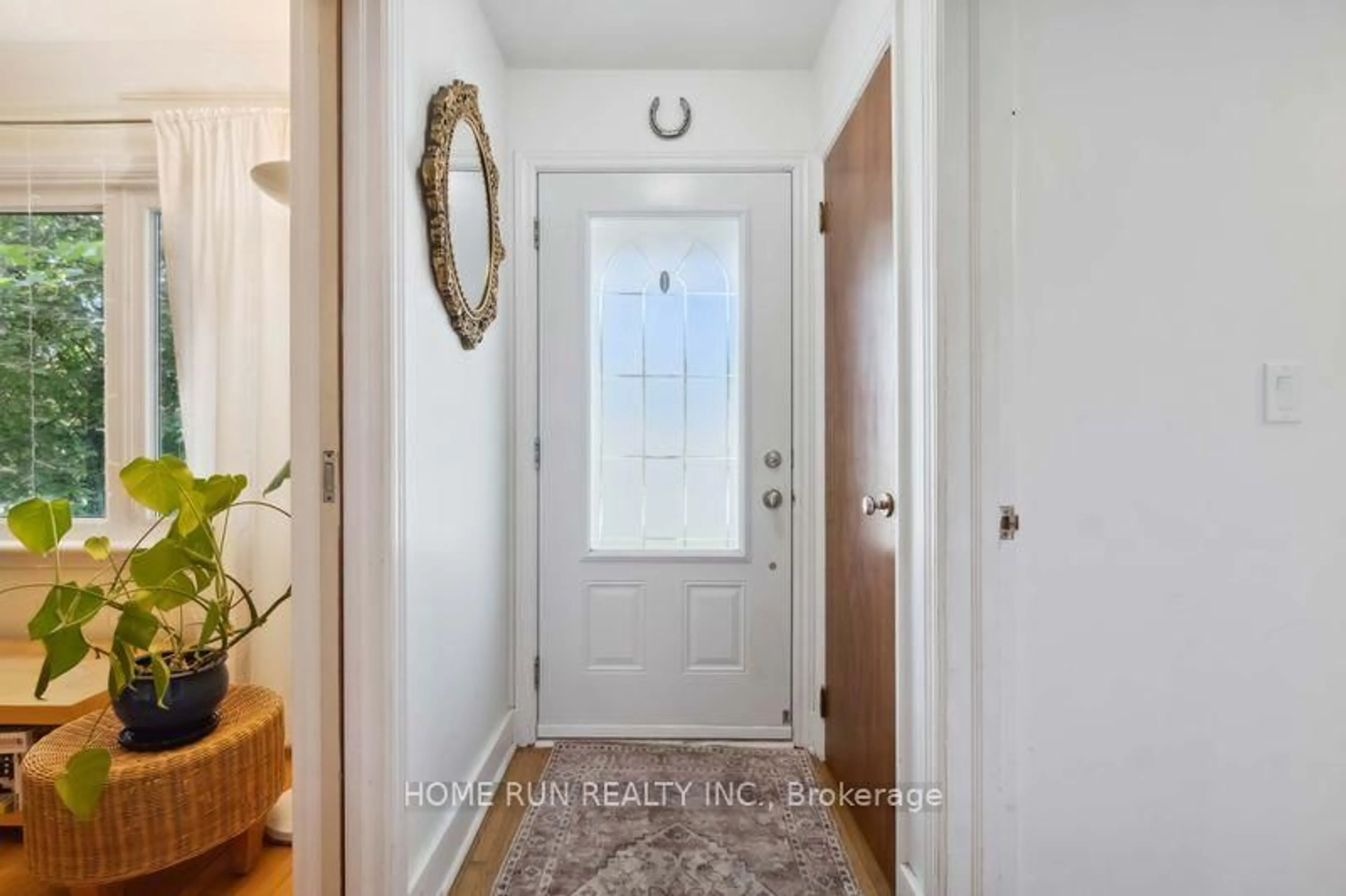 Indoor entryway for 1617 DORION Ave, Ottawa Ontario K1G 0J7